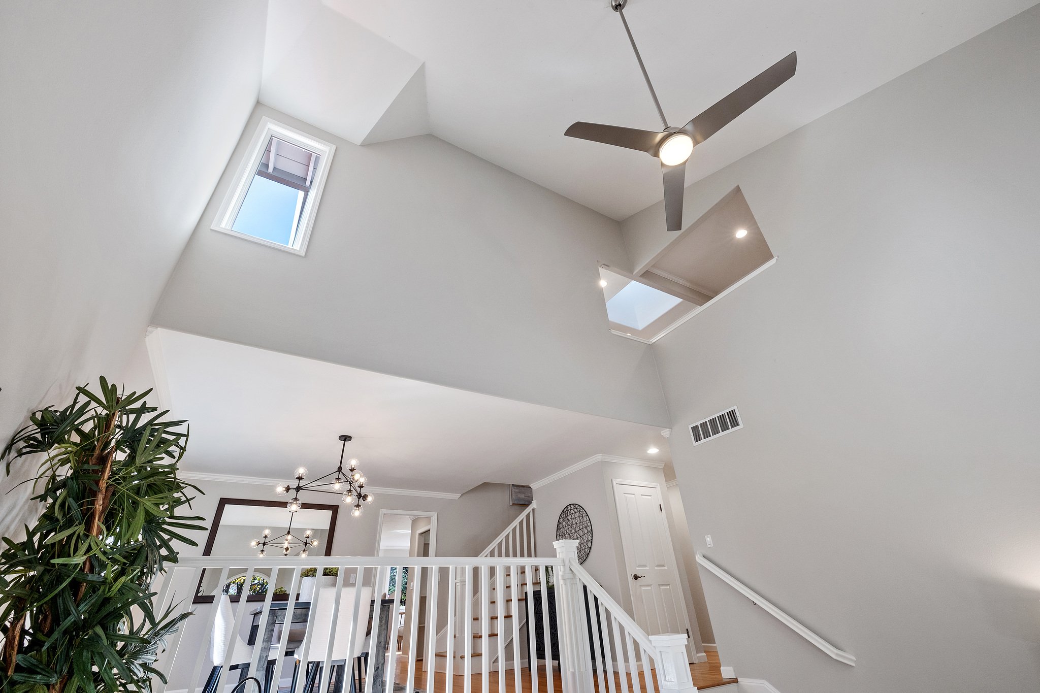 Livingroom ceiling462-myrtle-street.60950.p3k.019.web.jpg