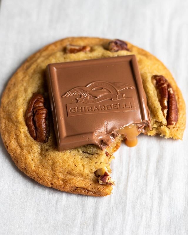 I dare you not to drool! Warm, gooey oh so delicious turtle cookies made with the yummy @ghirardelli caramel squares!
You&rsquo;re not going to want to miss this one! I posted this recipe in February go snatch the recipe on my website! 
#chocolate #y