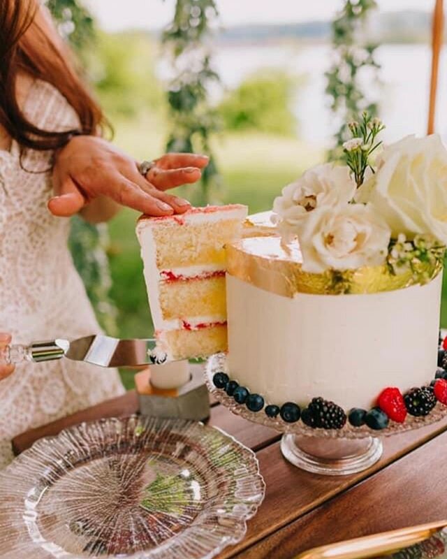 Can we get outside again please!
I miss shoots so much! 
I made this cake for a shoot hosted and styled by the talented @kimpawlowski 
#cake #photoshoot #wedding #ido #love #pastel #raspberry #art #artist #marthastewart #amor #amour #bride #sugar #bo