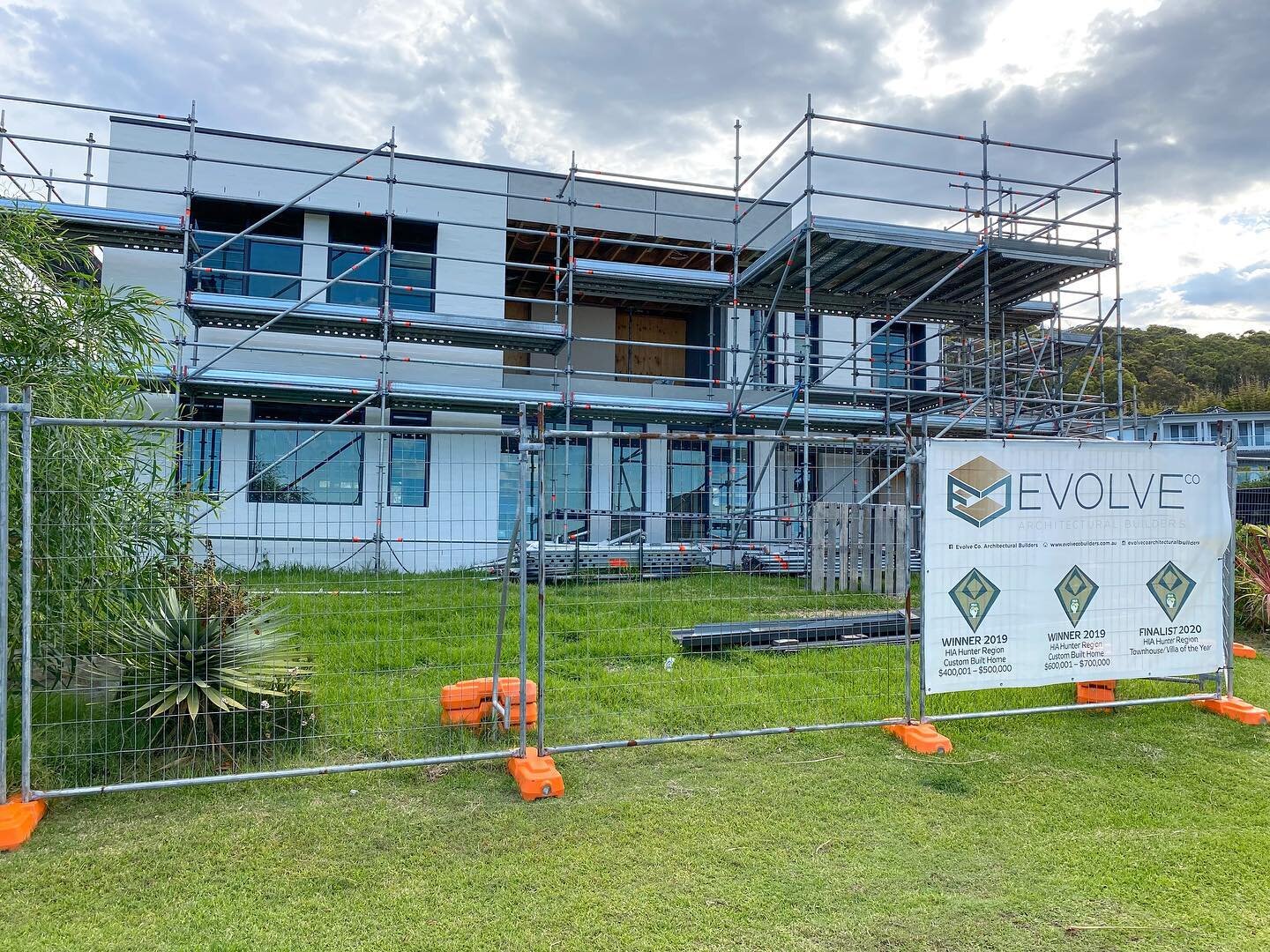 Looking forward to the scaffolding coming down tomorrow at our &lsquo;Seacliff House&rsquo; project 👌🏻
&bull;
&bull;
&bull;
#awardwinningbuilder #lakemacquarie #lakemacquariebuilder #cavesbeach #scaffolding #seacliffhouse #renovation #coastalhome