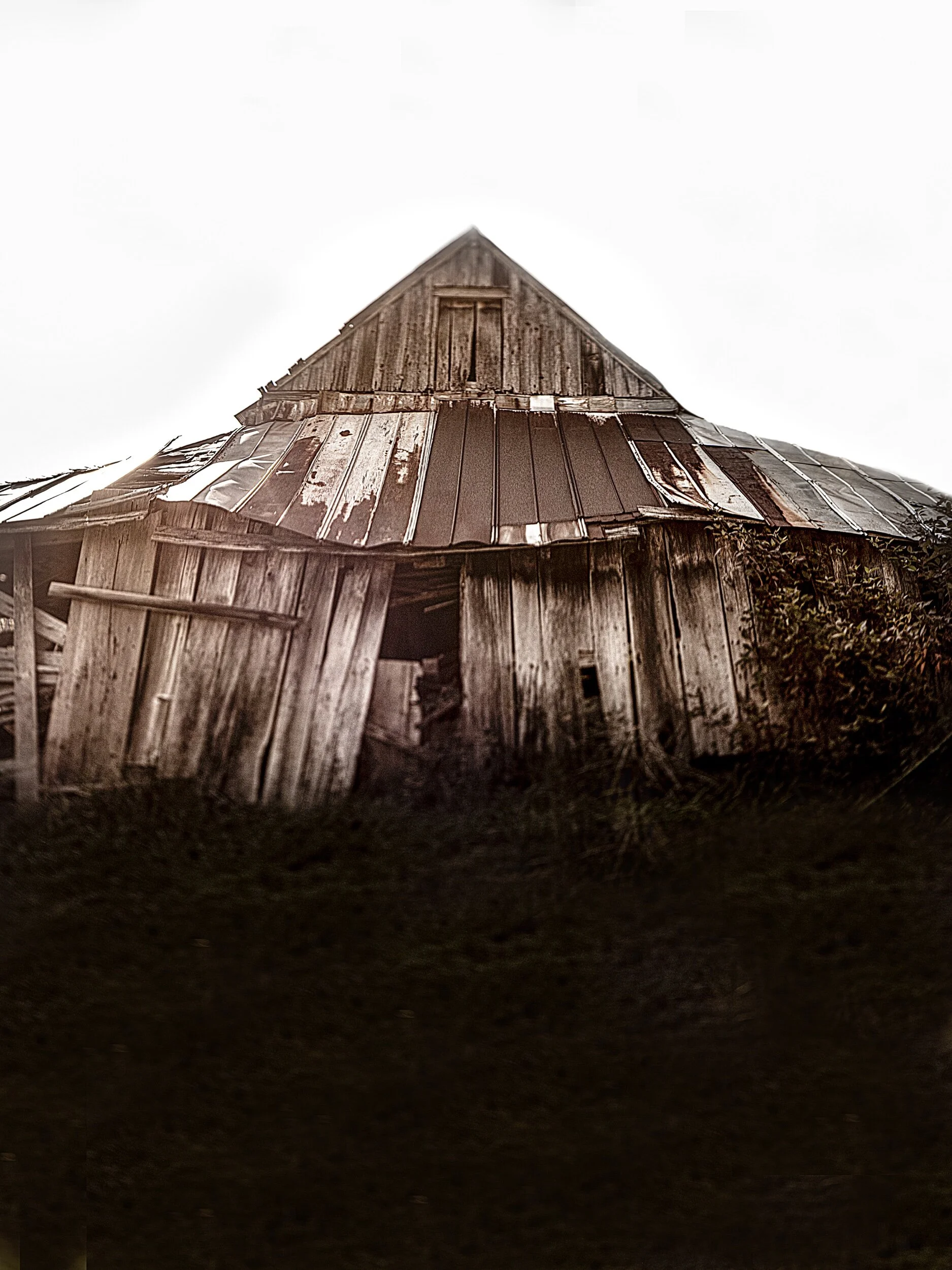 DSCF2456brokenbarn1.jpeg