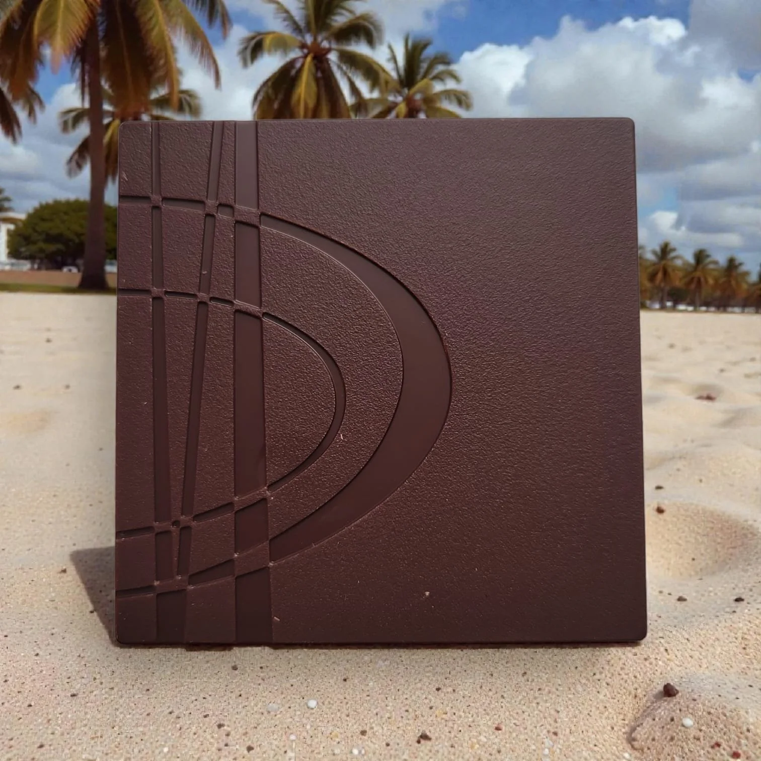 kairi 80 dark chocolate inside.jpeg