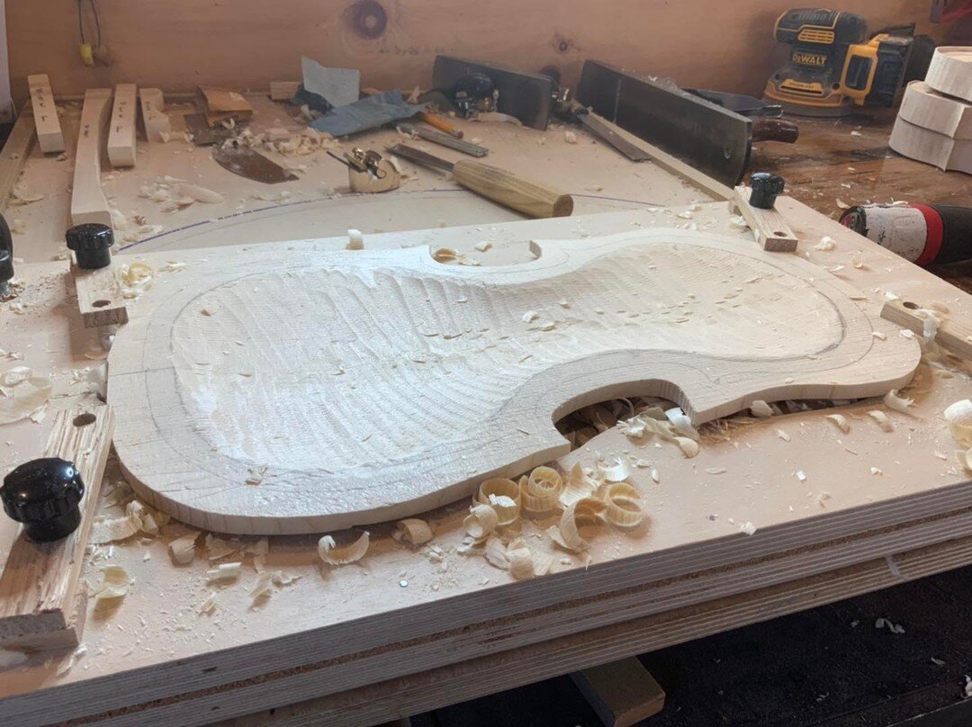 The classic luthier photograph; noisette planes, sawdust and curves!

#guitar #violin #violon #sawdust #chips #fun #gouge #spruce #soundboard #ibex #fingerplanes #convex #concave #music #musician #wood #photography #photooftheday #tuesday #jigs #made