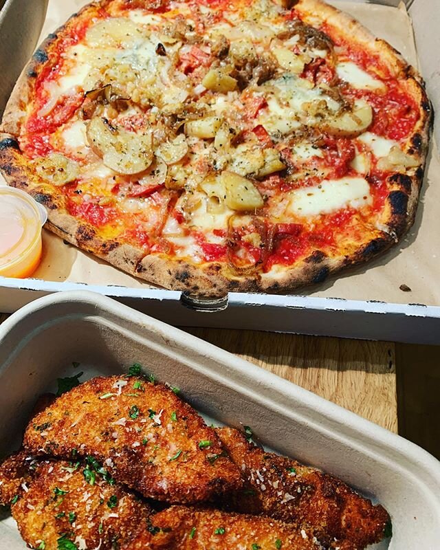 Sometimes at the end of a loooong day all you need is 🍕🍕🍕 and I&rsquo;m so glad I found @johnnygiospizza 🤤 &lsquo;The Irishman&rsquo; - caramelised onion, spicy salami, potato, gorgonzola... w a side of chicken scnitz nuggets 💪🏼