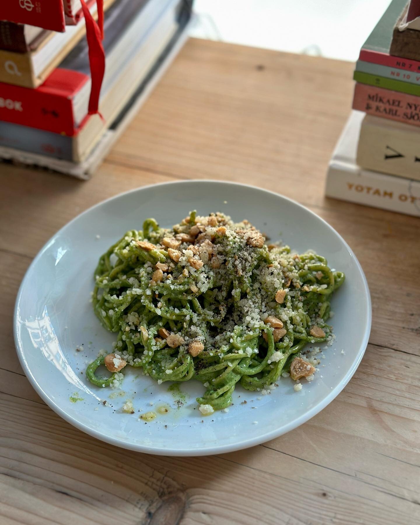 Friday again, and todays lunch is a real banger!
- Spagetti, nettles, almonds, Parmesan 
- Fatoush, tomato, cucumber, radish, croutons, yoghurt
- Les Foulards Rouge, Souf du Mal Blanc 2022
&hellip;.
12-14
&hellip;.
#food #wine #winebar #vin #friday #