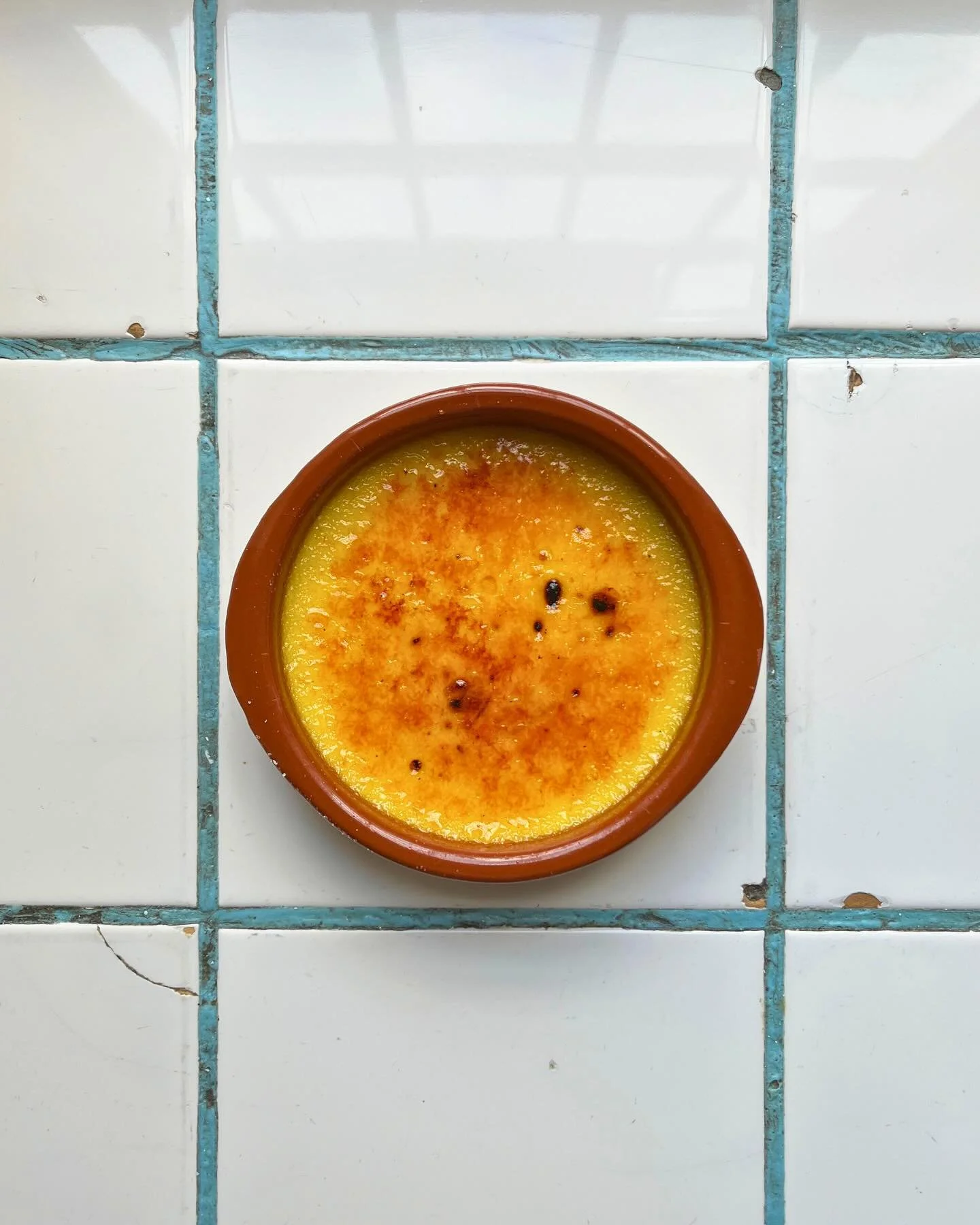 Winemaker alert! This Sunday, Ruben from @cellerfincaparera in Catalunya is in the house. We are pouring samples of his new vintage that just landed at the office. The kitchen made crema catalana just for the occasion. 
Kickoff at 18.00. Come hang w