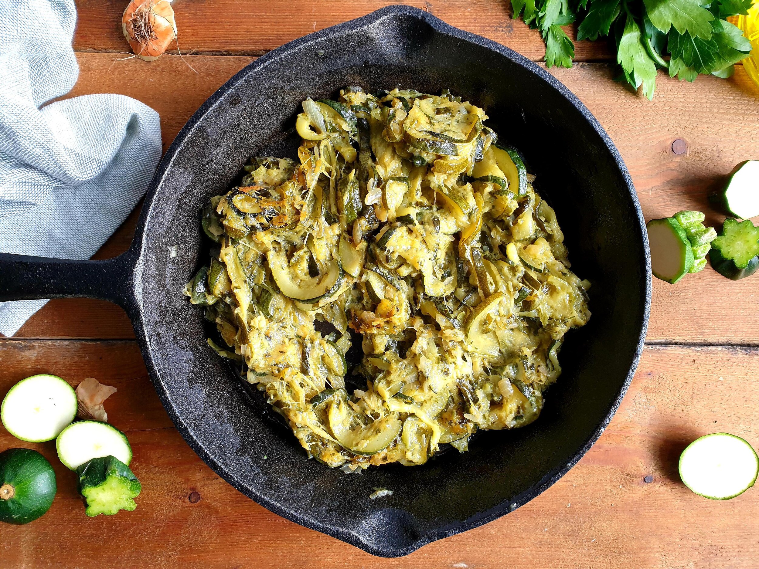 Sautéed courgettes with onions and parsley