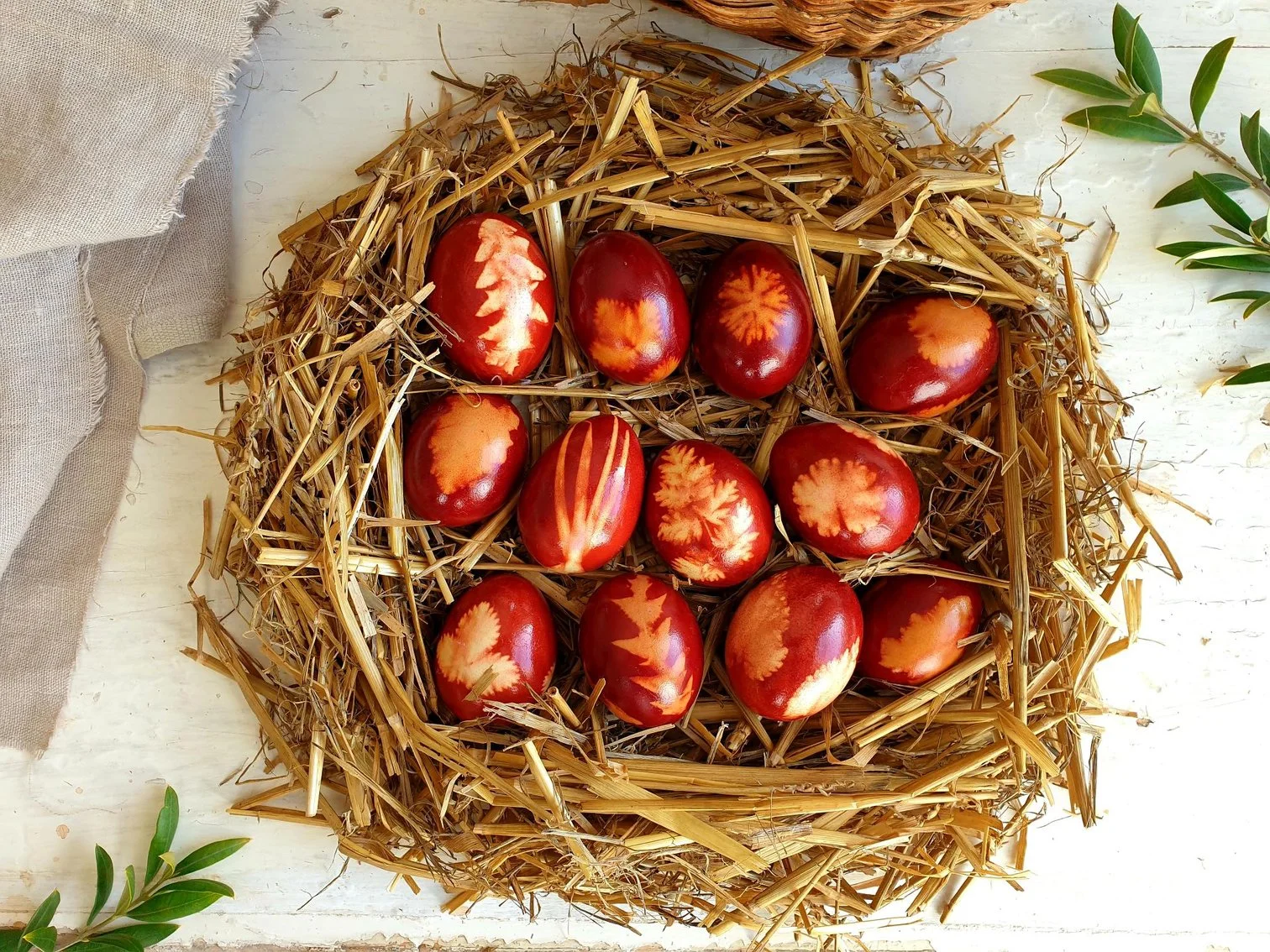 https://images.squarespace-cdn.com/content/v1/5dd0183c6d840e3bdf1f0566/6a6792a1-75b3-4c2e-bcf9-a1e236751da6/Easter%2BEggs%2BDyed%2Bwith%2BOnion%2BSkins%2BRecipe%2B31.jpg