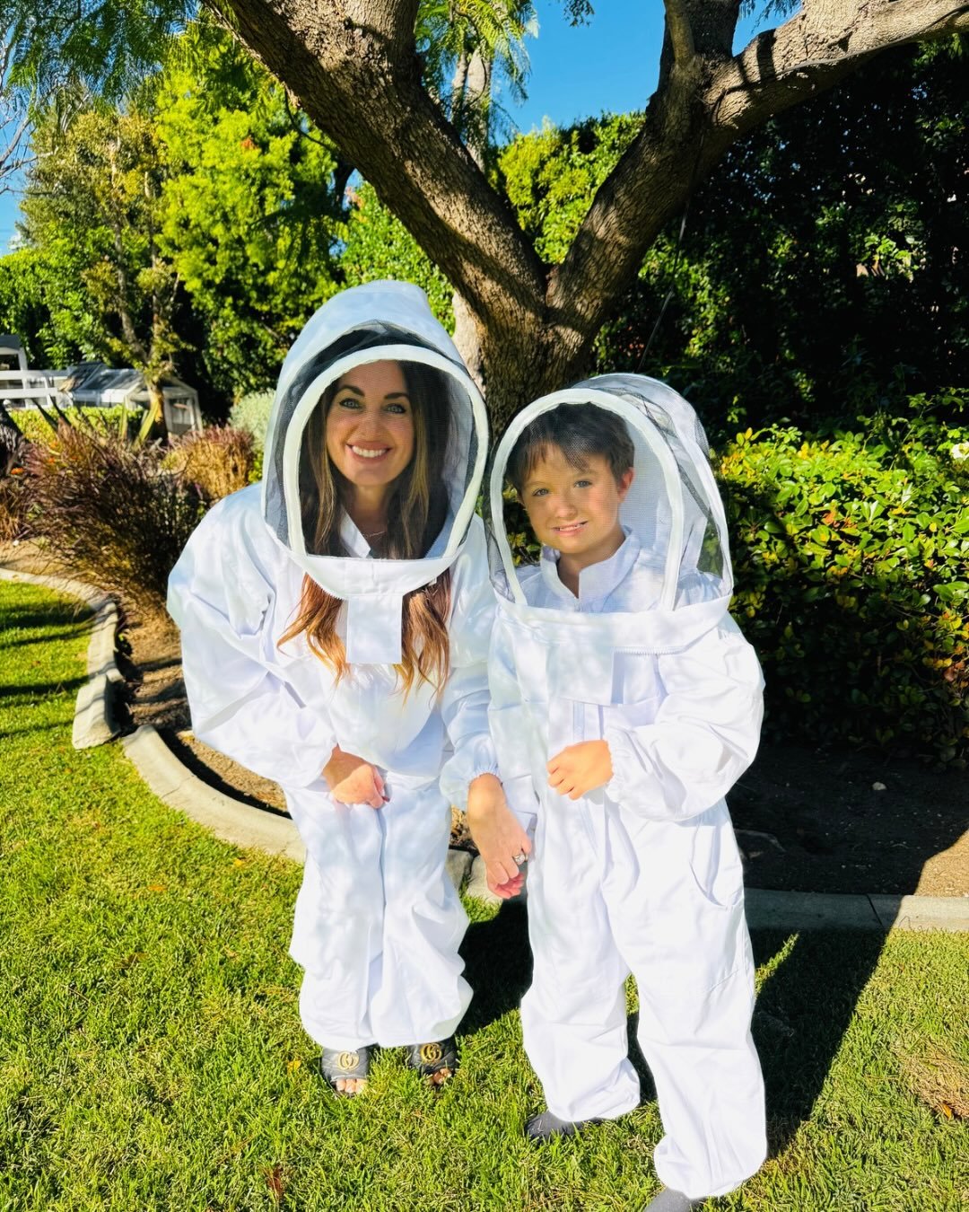 Hi mamas, 
What a fun week we had here in The Little Red Schoolhouse with  Beekeeper Jon &amp; Natalia helping us bring our Bee Study to life for all our learners! ❤️🐝❤️🐝

Students were able to observe 50,000 Bees 🐝buzzing in the learning hive, wi
