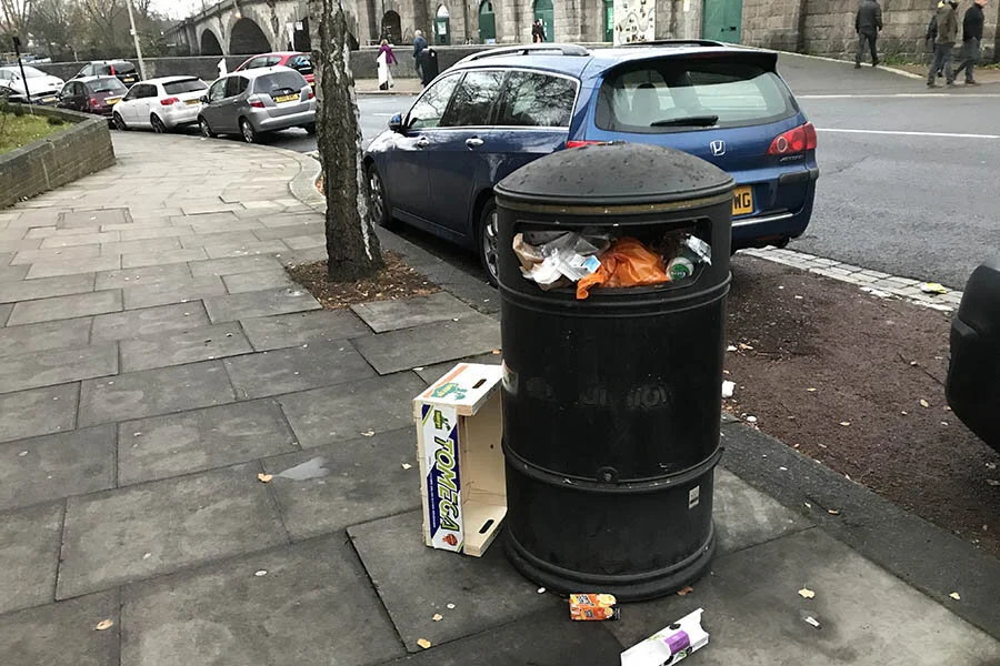 plastic_overflowing_bin_Kew_Bridge.jpg