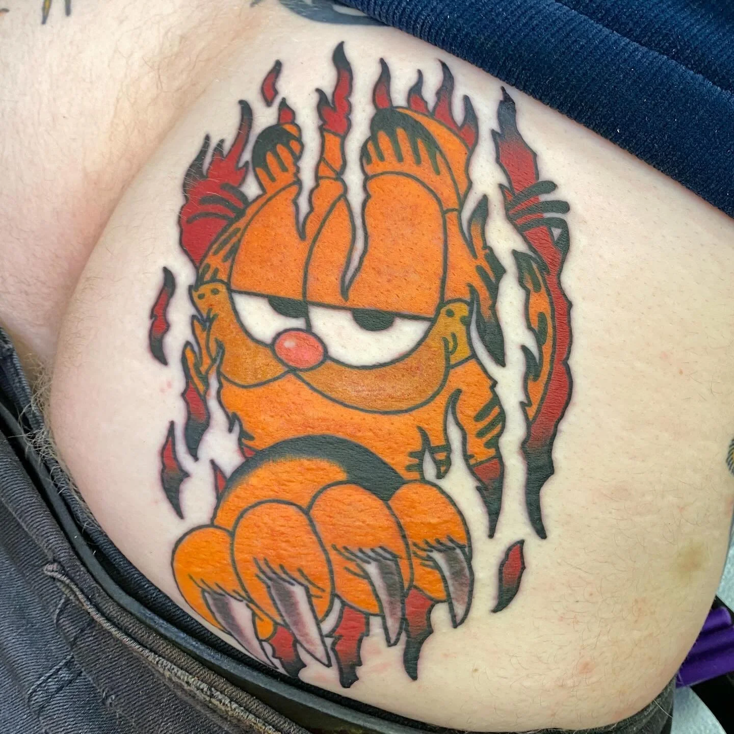 Git sum!  Maximum toonage over here in Garfieldtown. #ihatemondays #ilovelasanga By @turnermade