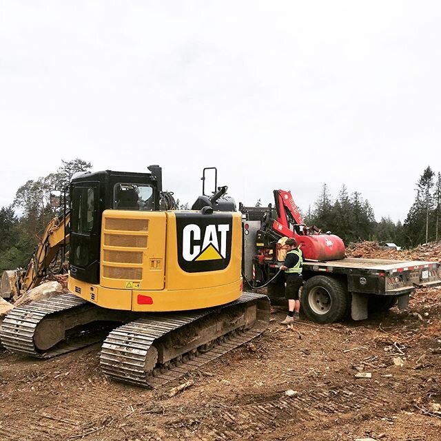 Fueling up the big guy. Wow the CAT 315F makes the GMC C5500 look small. 😳
.
.
.

#DigginItExcavating 
#DigginItSSI #DigginIt #ExcavatingSSI #ExcavatorLife #Excavation #GettinDirtySince1998 #DirtLife #HeavyEquipment #HeavyMachinery #Caterpiller #CAT