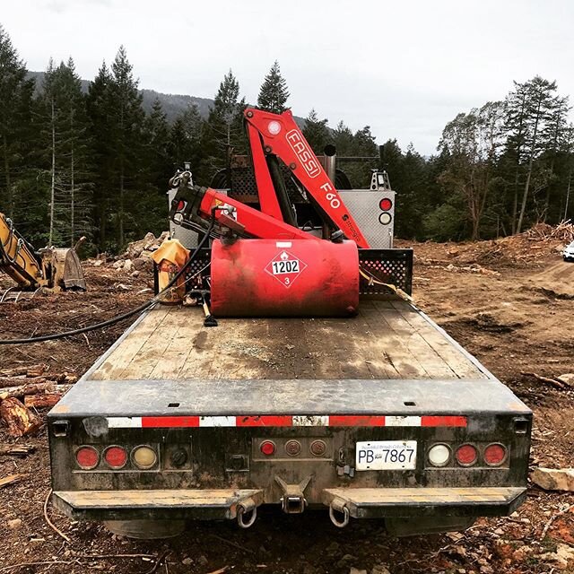 Love this GMC C5500 truck with the Fassi F60 Crane. We can&rsquo;t remember what we ever did without it.
.
.
.

#DigginItExcavating 
#DigginItSSI #DigginIt #ExcavatingSSI #ExcavatorLife #Excavation #GettinDirtySince1998 #DirtLife #HeavyEquipment #Hea