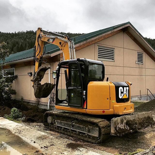 Diggin&rsquo; out a power trench for an exciting new project at our beloved Rainbow Road Aquatic Centre. We are so lucky to have this facility on our island. Can&rsquo;t wait until it opens again.
.
.
.

#DigginItExcavating 
#DigginItSSI #DigginIt #E