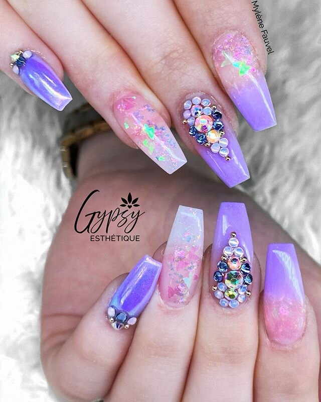Bon lundi✨ Aimez-vous cette carte blanche??
.
.
.
Réalisée avec &laquo;&nbsp;Iris&nbsp;&raquo; https://onglesdor.com/fr/oh-blush-poudre-136-iris-1oz-ohbp136.html?affiliate_code=c0c7c76d30bd3dcaefc96f40275bdc0a&amp;referring_service=link 
Et &laquo;