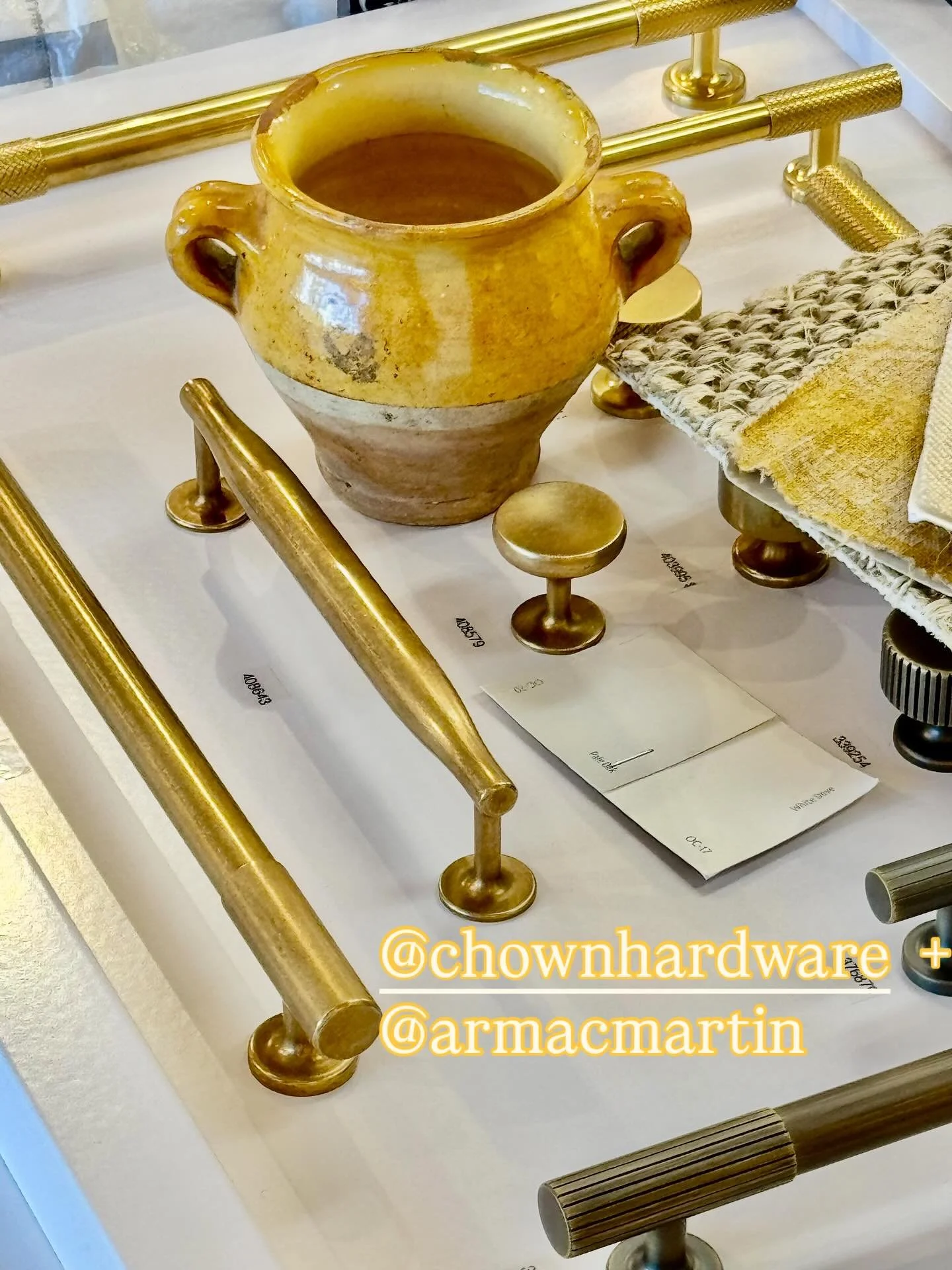 #pnwlife #pnwinteriordesign #portlandoregon #artisanal #contemporarykitchen #englishstyle #customcabinetry #confitpots #antique #terracotta #golden #lakeoswego 🌅