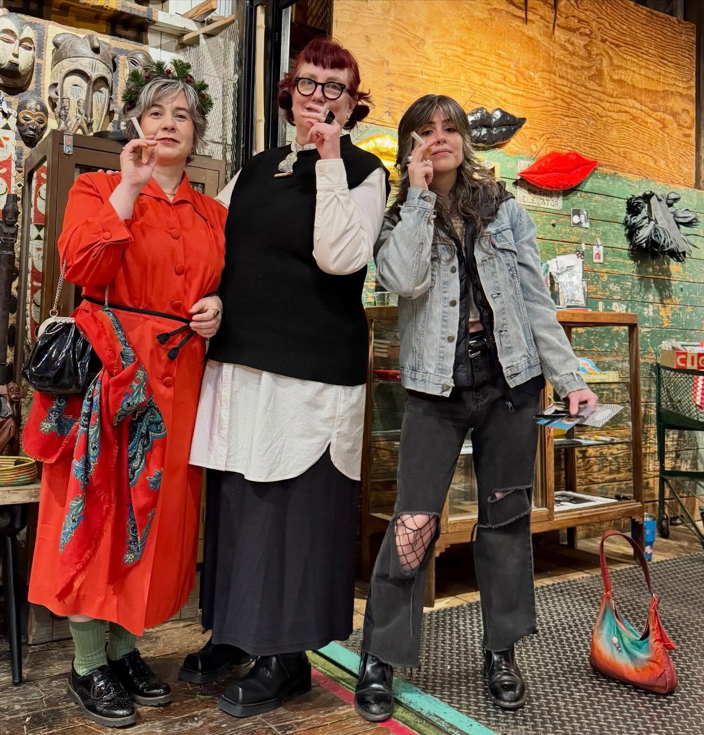 @stampgurlz &amp; @aimeemillerart &amp; @cargoinc 

Another opening&hellip;another #fabulous show 

🚬