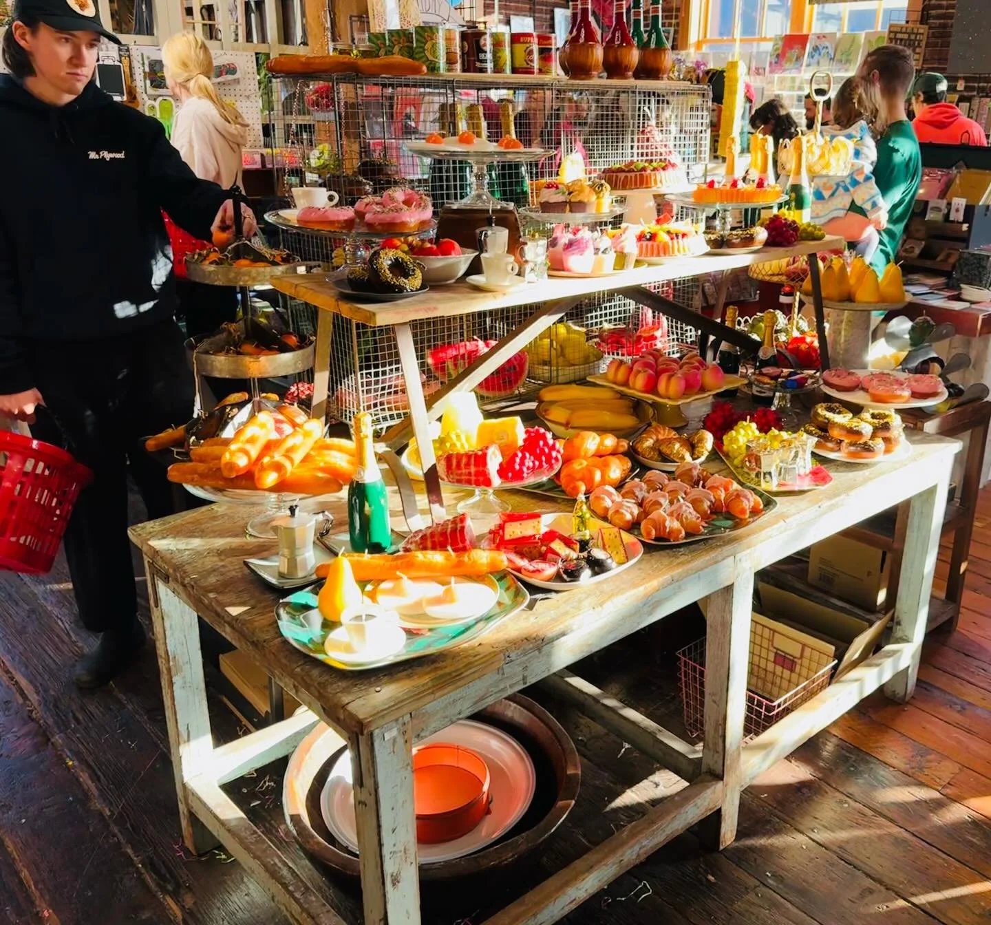 Guess WHAT&hellip;❓❓❓
Santa Claus is coming to @cargoinc 

TOMORROW 
SUNDAY 12/14/25
1-3 pm 
in the LOWER LEVEL🎁 

SO YOU BEST B GOOOOOOOD

#shoplocal #festiveseason #joyofgiving #familytime❤️ #santa #santaphoto #shoptillyoudrop