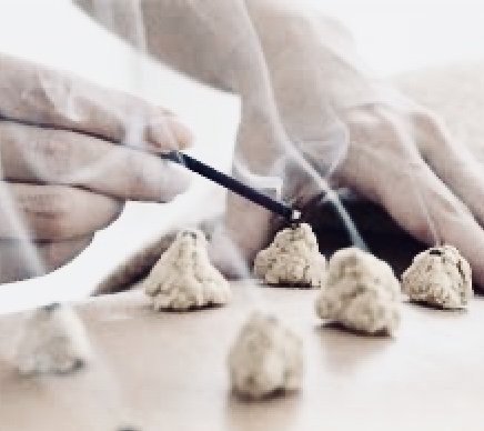 Moxa at Tibetan clinic .jpg