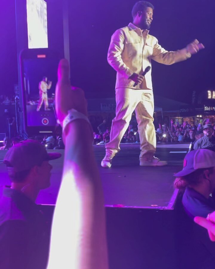 Throwback to seeing @thegr8khalid at @voyagemusicfest for my birthday in September! Was it worth the Super VIP ticket? Read about it on the blog 🥳

All artists featured:
@madds @brycevine @justmike @quinnxcii @ardenjones @thisisarizonamusic @teddysw