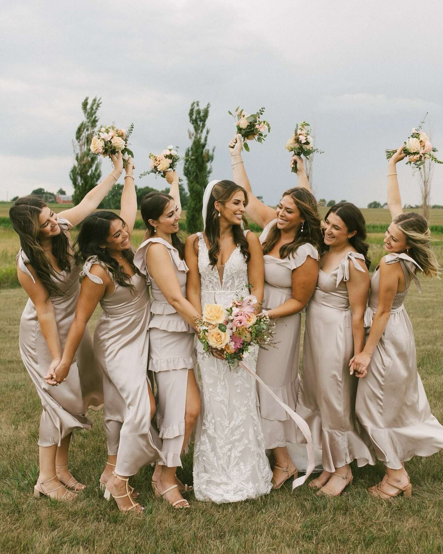 Just a bride and her besties 🩷 I&rsquo;m so excited to get away this weekend and be with my besties too 😆

Photo: @laurenlucilecreative 
Hair: @hairandlashesbykaedi @allisonannahairdesign 
Makeup: @makeupbyamericaf 
Venue: @providencevineyard 
.
.
