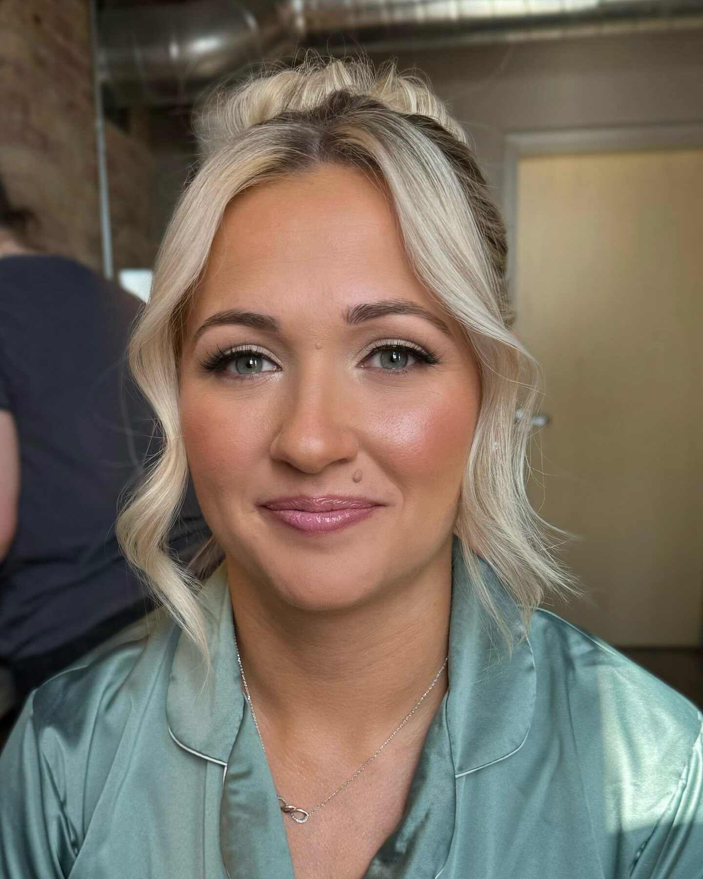 Obsessed with this beautiful bridesmaid look! Soft and glowy for the win always 🤩👌🏽 @thebridalcollective__ killing it with the hair per the usual! 
.
.
.
.
.
#makeupbyamericaf #chicagomakeupartist #chicagomua #chicagobride #chicagobridalmua #chica