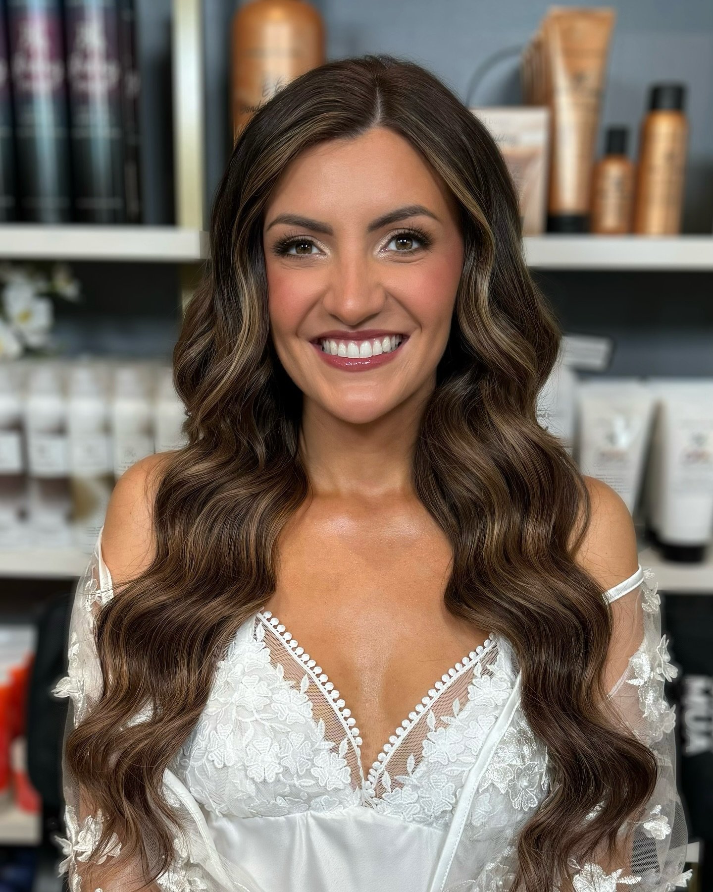 The most amazing time getting Kaleigh glammed for her special day ✨👰🏻&zwj;♀️💍 Thank you so much for being super amazing to work with 🤍

Makeup: @makeupbyamericaf 
Hair: @amberwavessalon 
.
.
.
.
.
#makeupbyamericaf #chicagomakeupartist #chicagowe