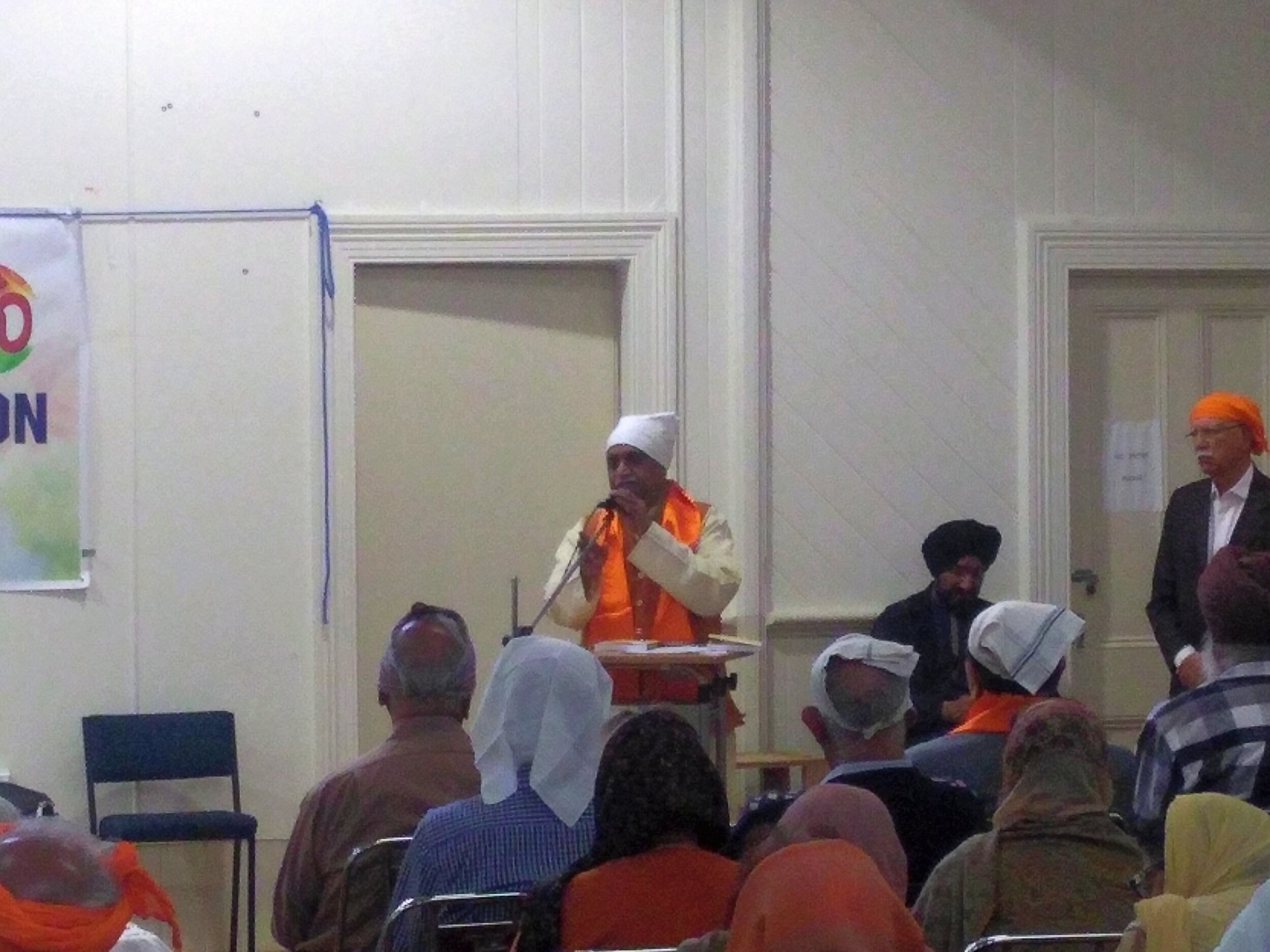 Manmohan Vaidhya, addressing the gathering at the 550th Prakash Parv celebrations held in Auckland, which were organised by the Hindu Elders Foundation. Pravin Patel, Patreon of Hindu Elders Foundation and President of Hindu Swayamsevak Sangh NZ, informed that the Foundation has entered its 13th year of service to the elders of the community this year.