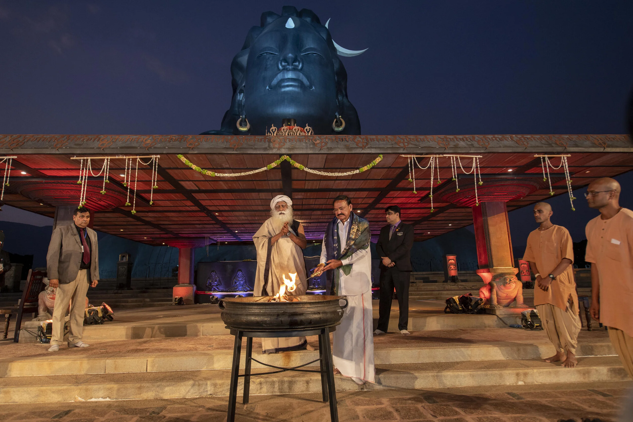 Sadhguru_Venkaiah_Nadu_Mahashivratri_Lighting-Lamp.jpg