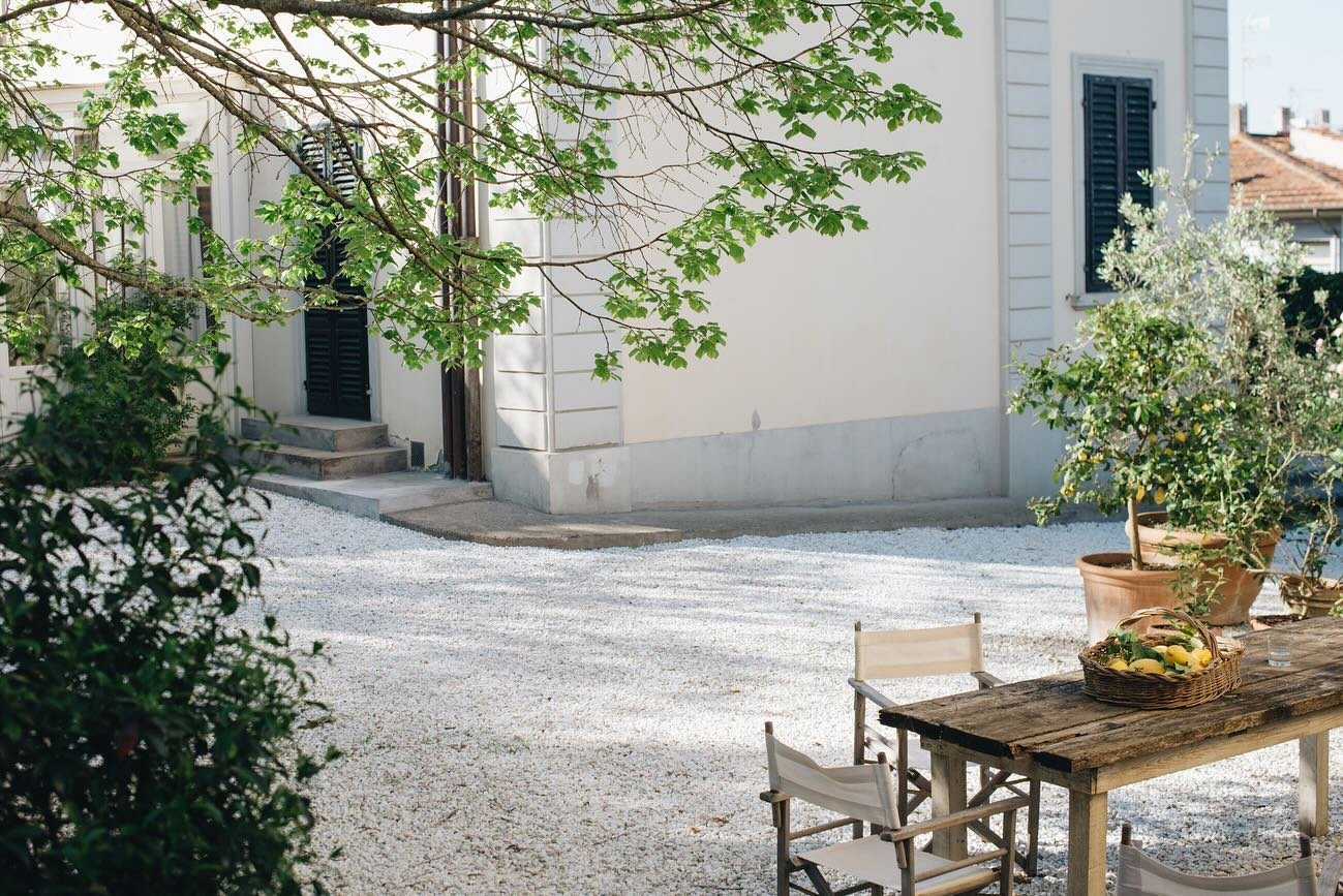 Can I call you VALDIROSE ? 
So che questo &egrave; un mondo di video ma io oggi avevo la macchina fotografica e non ho resistito . 

Valdirose &egrave; il nome della via di questo piccolo b&amp;b in Toscana che tra poco compie 17 anni . Molti lo chia