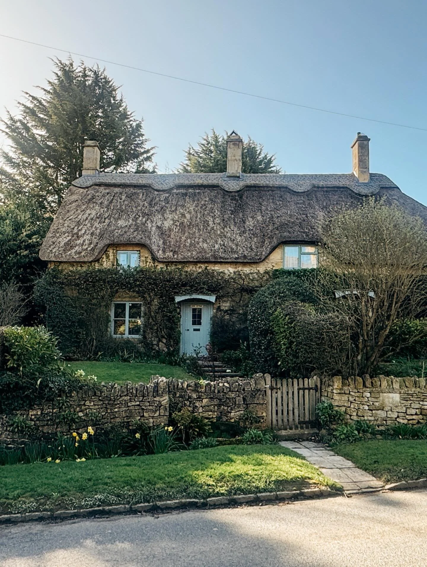 Donne, fiori e le Cotswolds.
Da qualche parte lungo il cammino, tra un workshop floreale un cammino del mattino  e una colazione ho trovato le mie sorelle dei fiori.
Non c&rsquo;&egrave; forza paragonabile al sostegno reciproco tra donne. Delicate, p