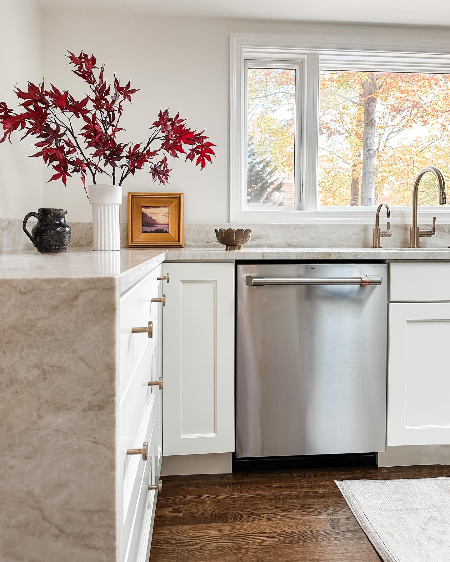 A fall story :: The before + after

#darabeitlerinteriors 
#warmkitchen 
#kitchen
#transformation 
#countertops 
#style 
#bethesda