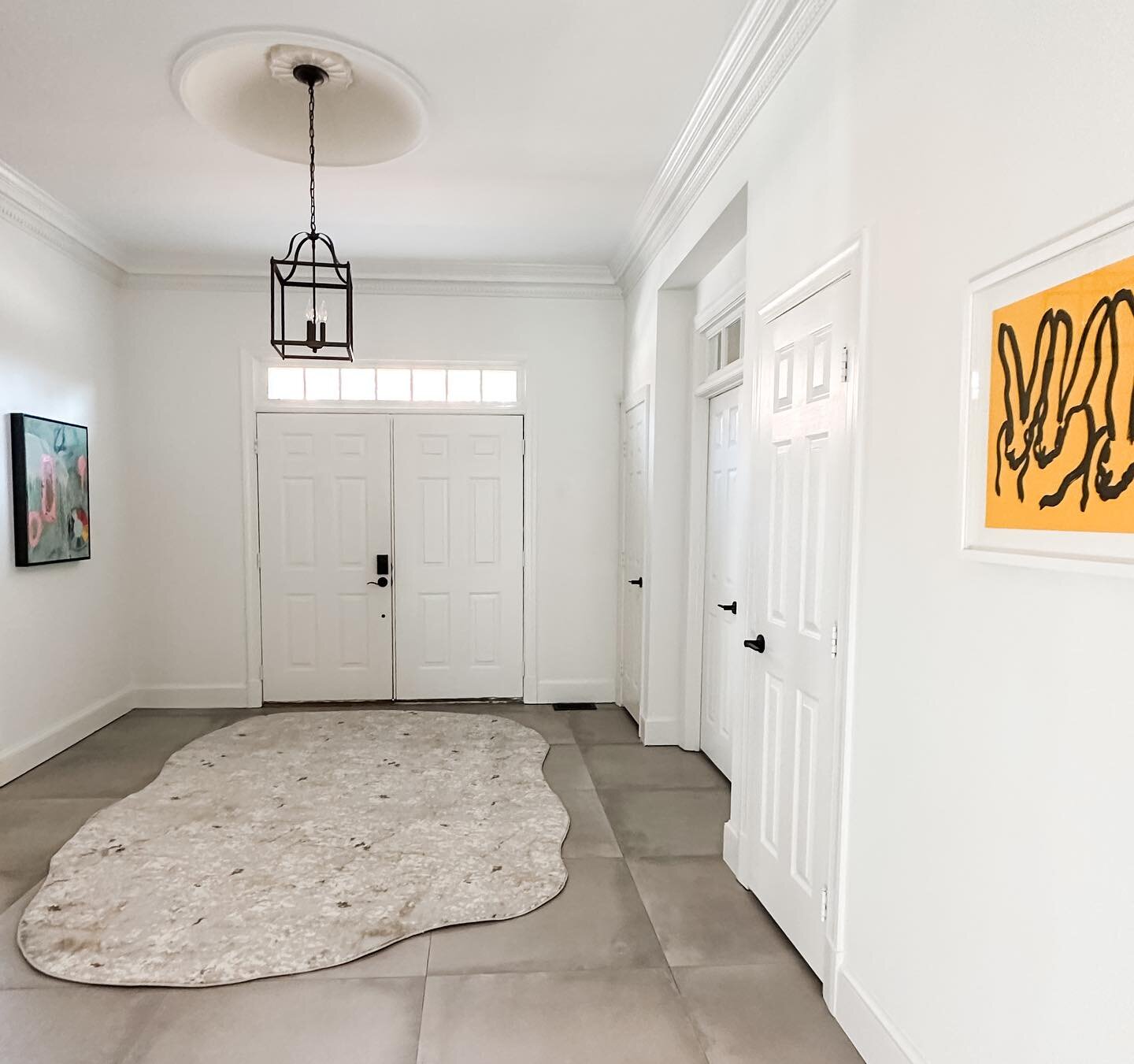 Welcome and enter with a happy heart ::

#darabeitlerinteriors 
#entry 
#home 
#foyer 
#art 
#rug 
#custom 
#warmhome 
#entryway