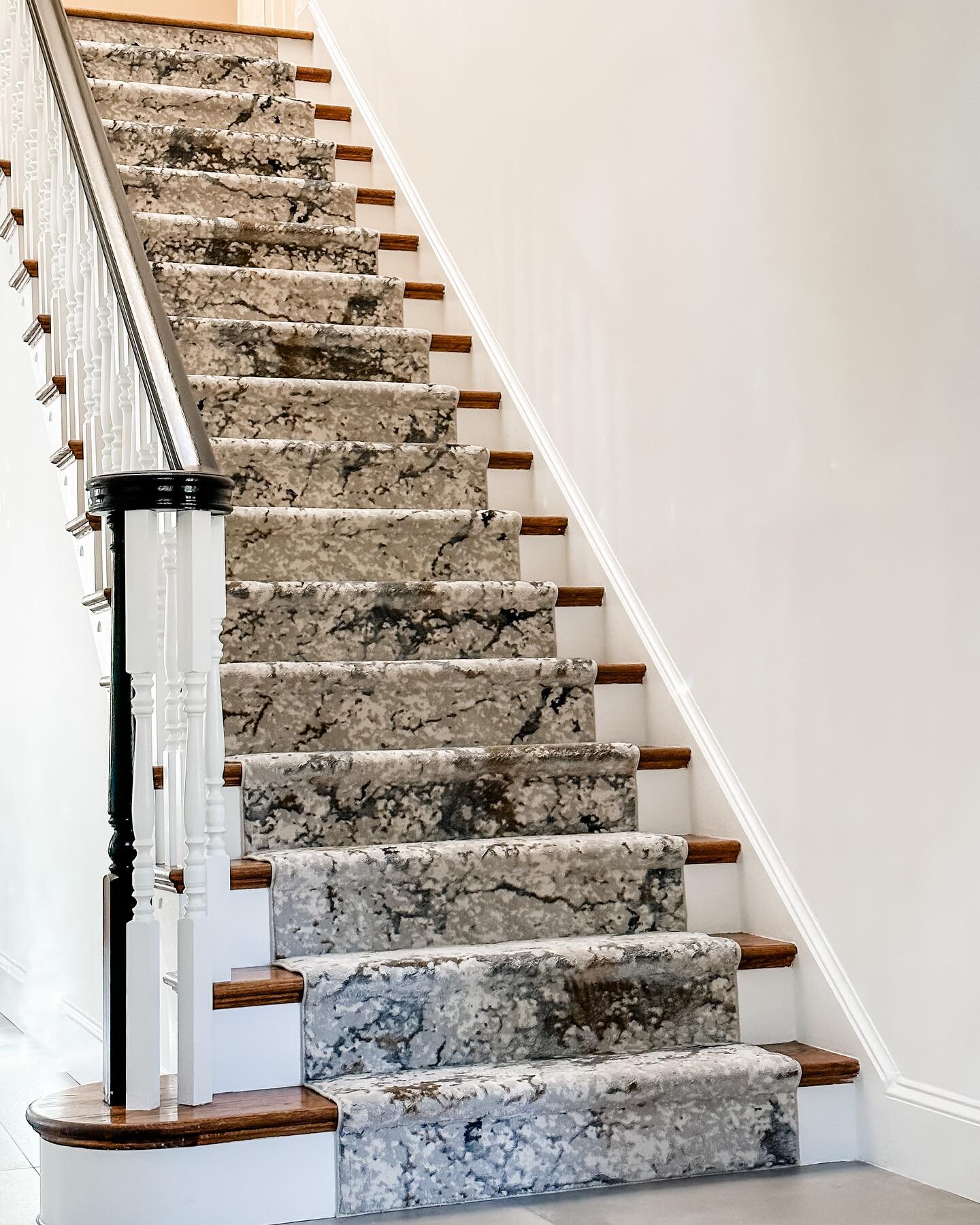 ENTRY Statement: Stair ART

#darabeitlerinteriors 
#dmvinteriordesigner 
#homedesign 
#stairs 
#carpet 
#staircase