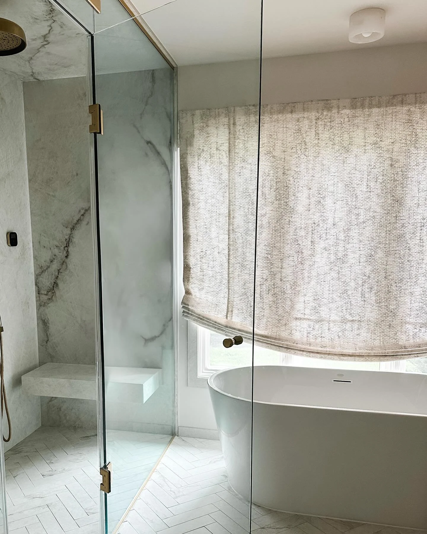 Just wrapped a dreamy bathroom renovation and we&rsquo;re swooning over every detail!

Are you team shower, team bath, or living your best life with both? Tell us your fave way to unwind!

#darabeitlerinteriors 
#potomachomes 
#dmvinteriordesigner 
#