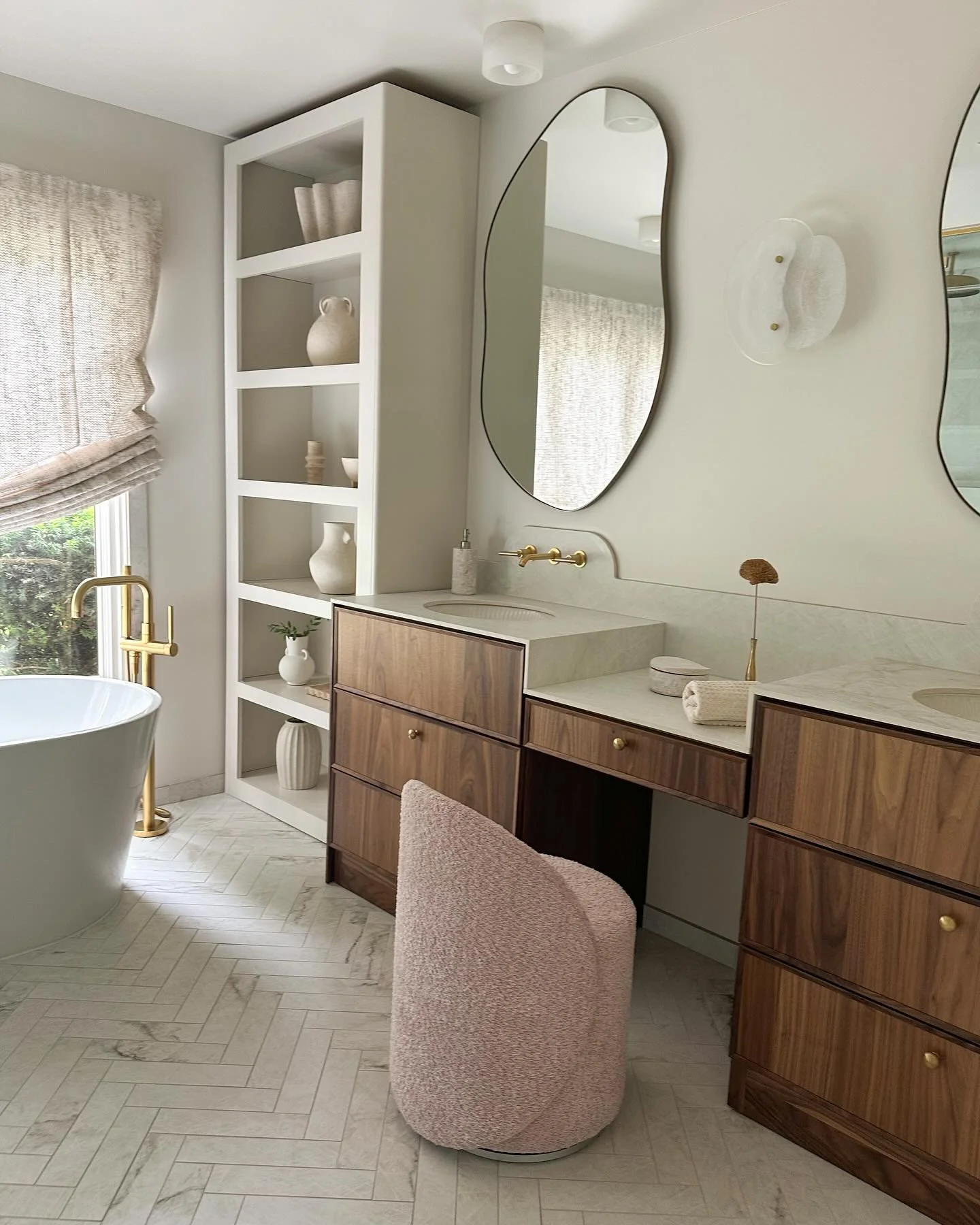 There&rsquo;s nothing like easing into the day in this gorgeous primary en suite&mdash;sunlight, serenity, and a space that just feels good. Here&rsquo;s to slow mornings and beautiful beginnings. 

#darabeitlerinteriors 
#dmvinteriordesigner 
#potom