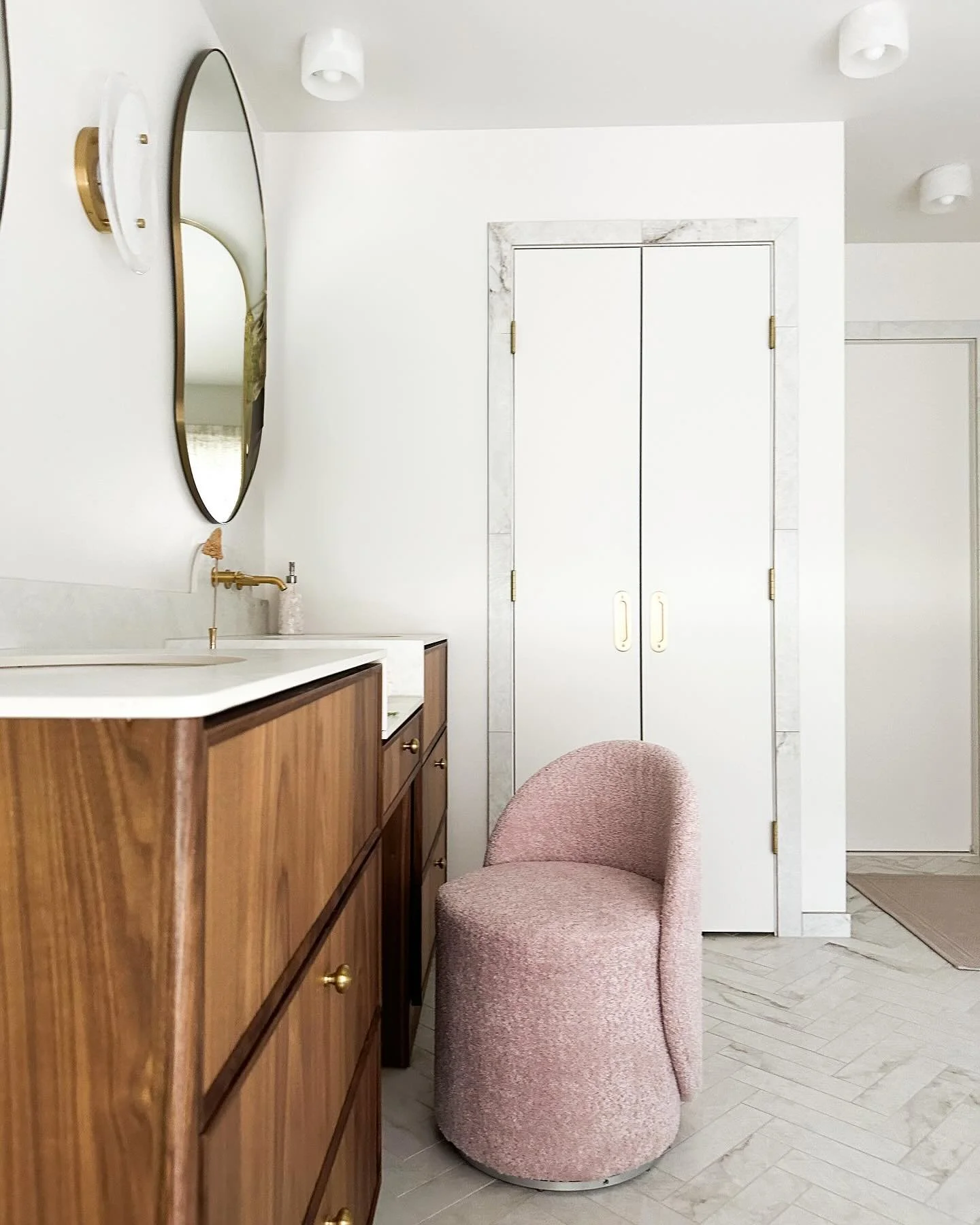 This bathroom transformation is all about the glow-up, literally. Enhancing the natural light and layering in organic textures and finishes created a calming retreat. From dark and dated to airy and gorgeous!

#darabeitlerinteriors 
#potomacinteriord