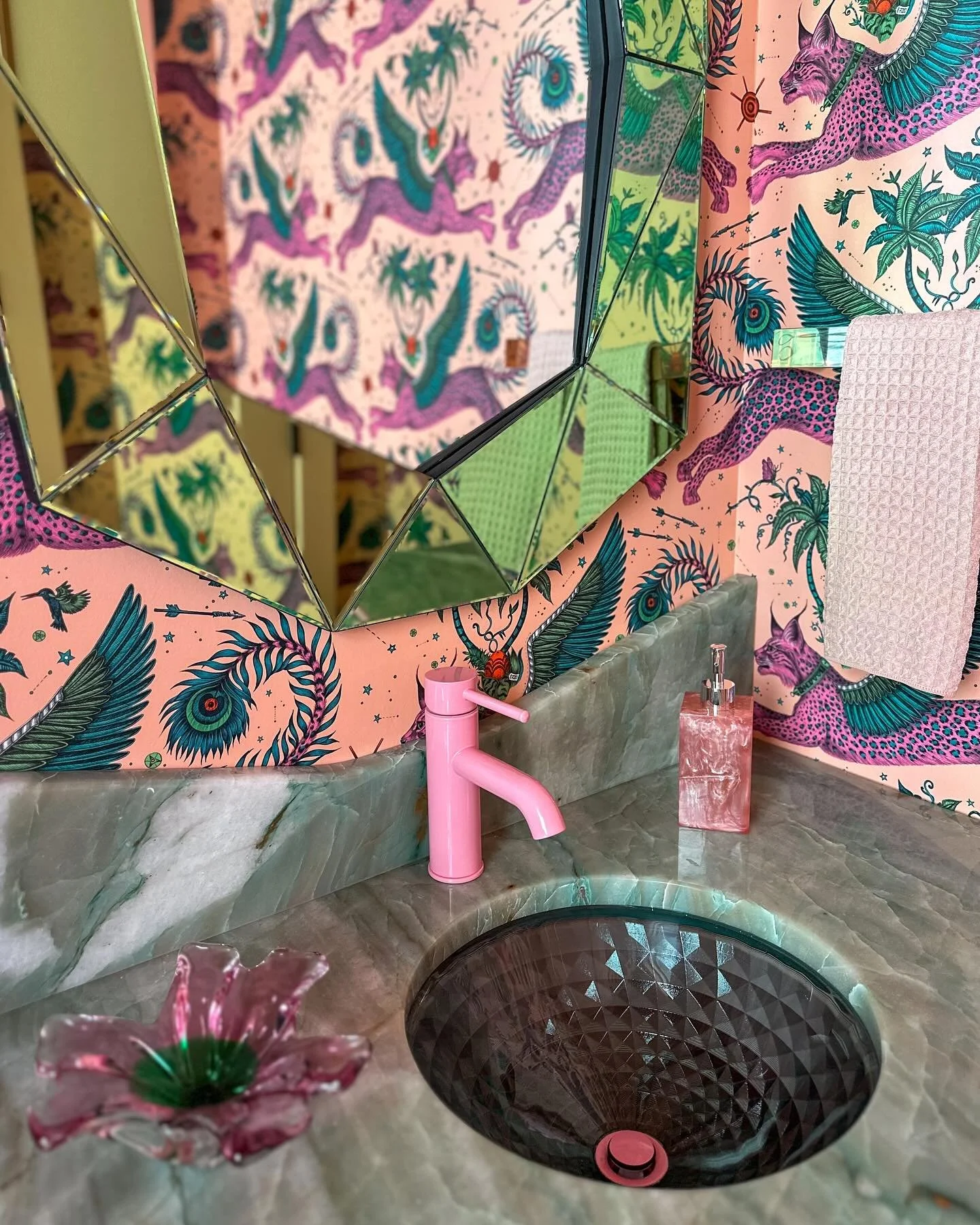 Palm Royale reimagined✨ 
From the glimmering green beveled glass sink to the pink faucet and stunning quartzite countertop and custom backsplash &mdash; every detail feels like a vintage dream.
#darabeitlerinteriors 
#marylanddesigner 
#powderroomdes