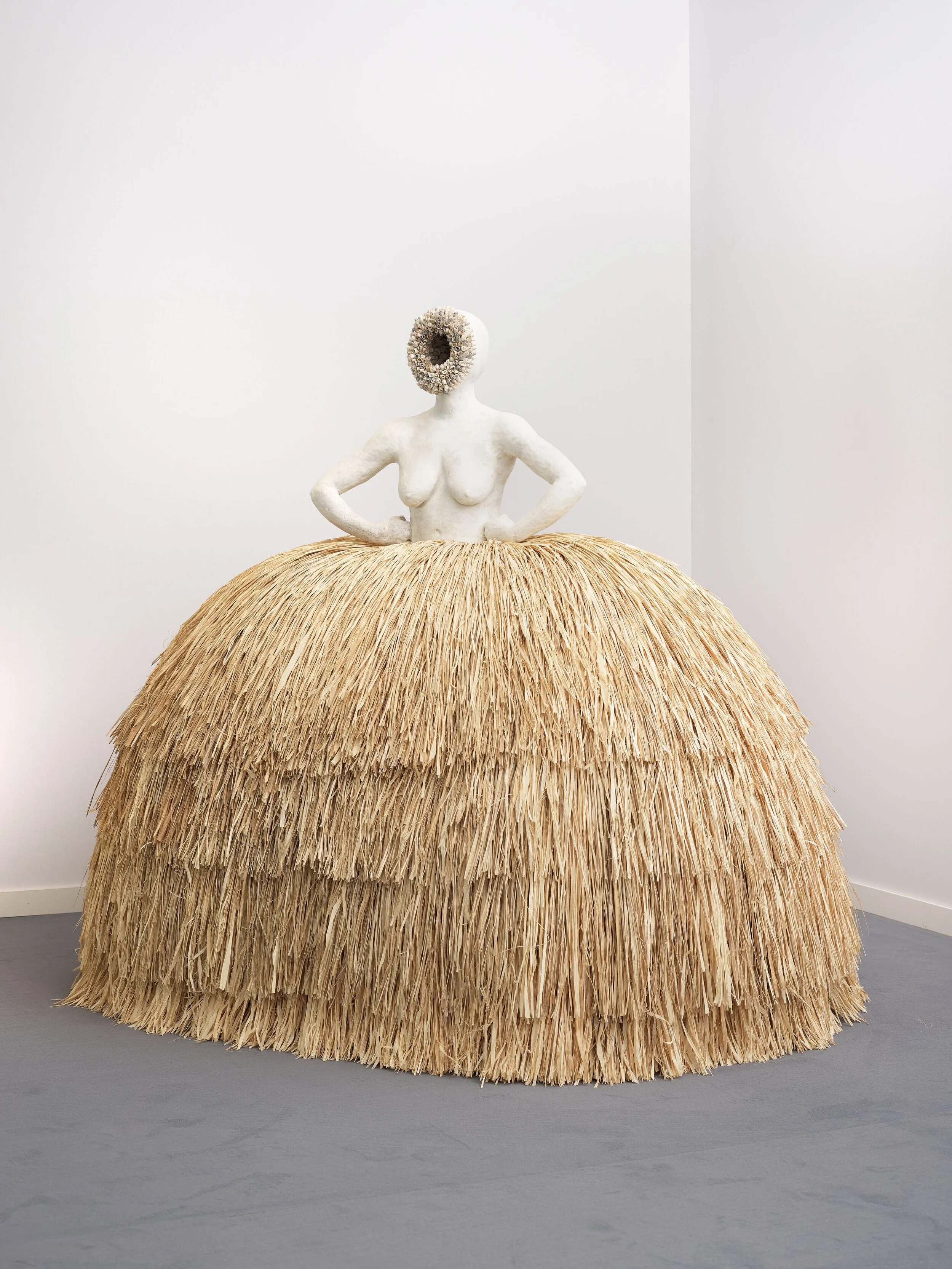 Las Meninas, 2019. Terracotta, steel, raffia, porcelain. © Simone Leigh. Courtesy of the artist and The Cleveland Museum of Art. Photo: Farzad Owrang.