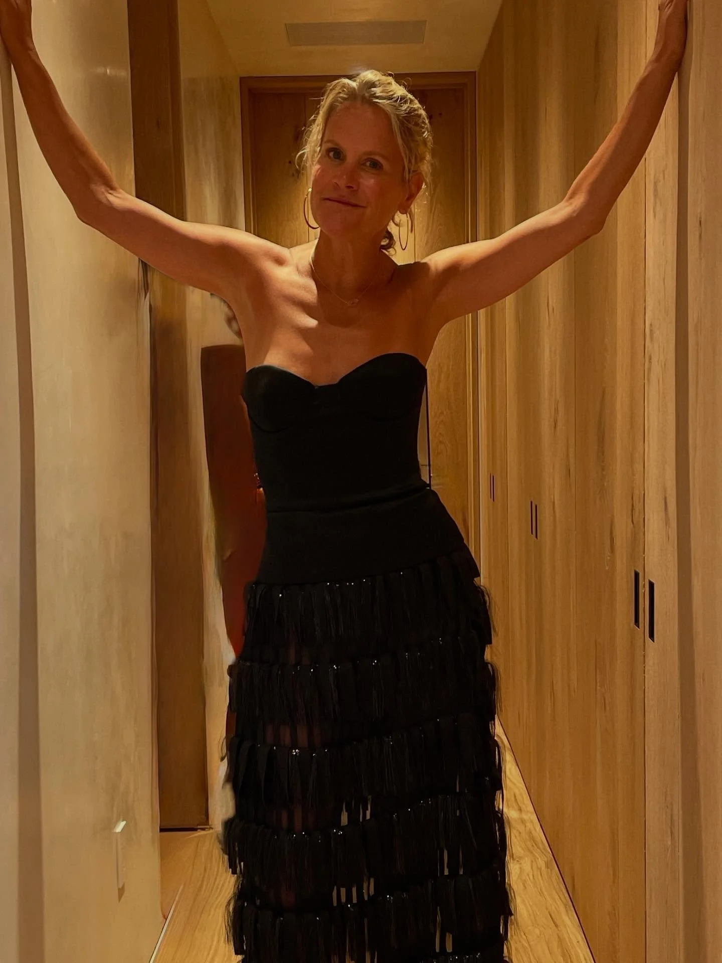 It's Friday bitches. Wear the dress!! Do the thing! Dance in the moonlight! Make a memory! 😎💃🏿🤩💃🏿 

Now's the time, summer is waning. We have to eke out every drop of August heat 🔥 cause before we know it we'll be getting pings about holiday s