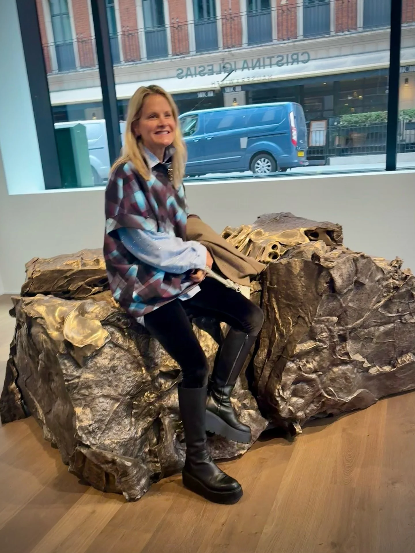 OMG I can sit on the sculpture?! 👏🏼

Thank you @hauserwirth for introducing me to the strange, absorbing and inviting work of Spanish artist @cristinaiglesiasestudio. 

This bronze sculpture from the artist's &quot;Littoral&quot; series (lunar mete