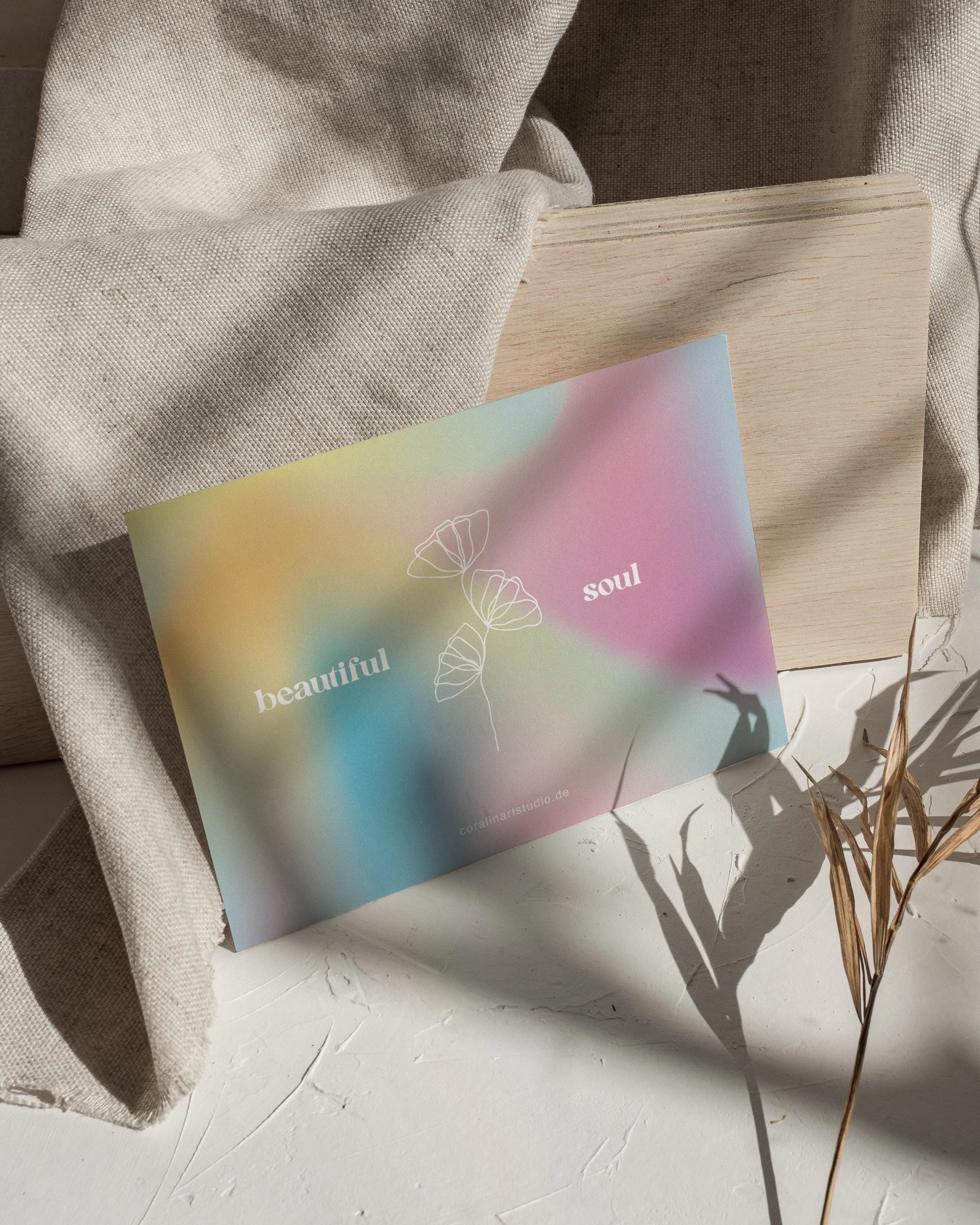 Postkarte mit pastellfarbenem Verlauf, weißer Linienzeichnung einer Pflanze und den Worten 'beautiful soul'