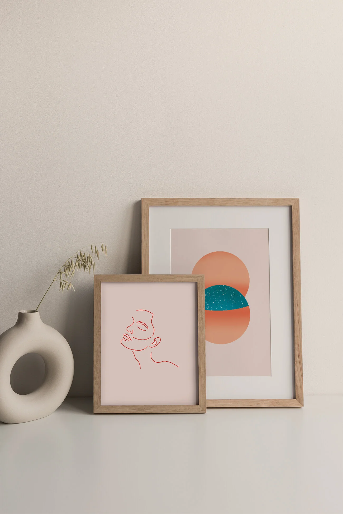 Illustration eines Frauengesichtes. Rote Linien auf rosa Hintergrund.