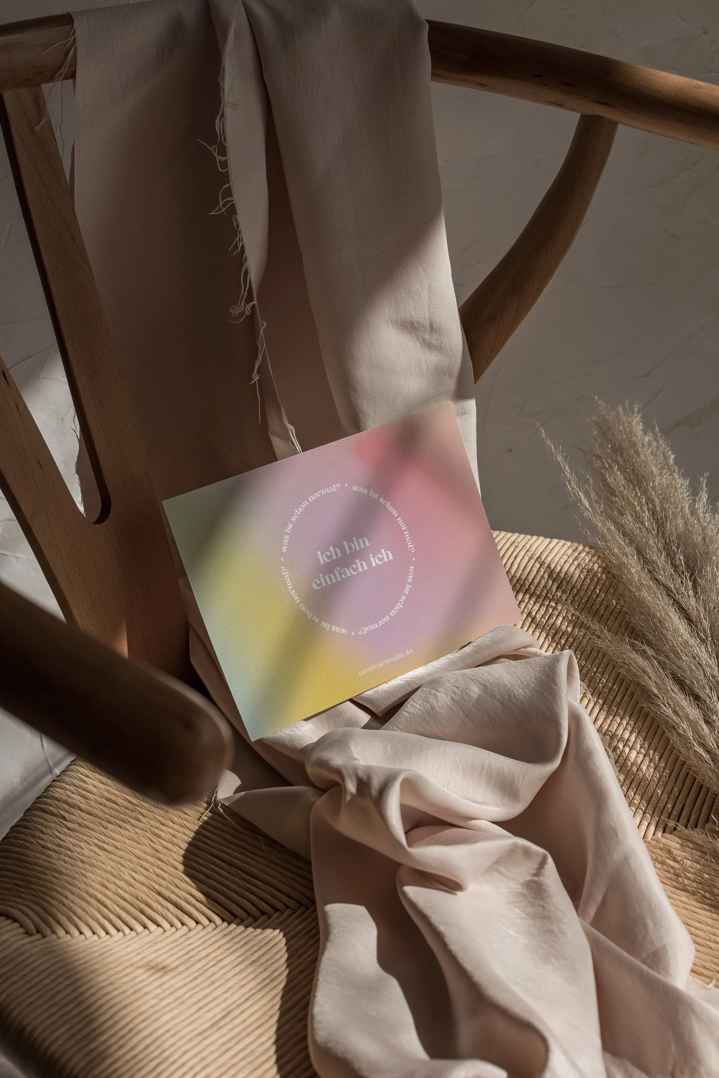 Postkarte mit pastellfarbenem Verlauf und weißem Text 'Ich bin einfach ich'.