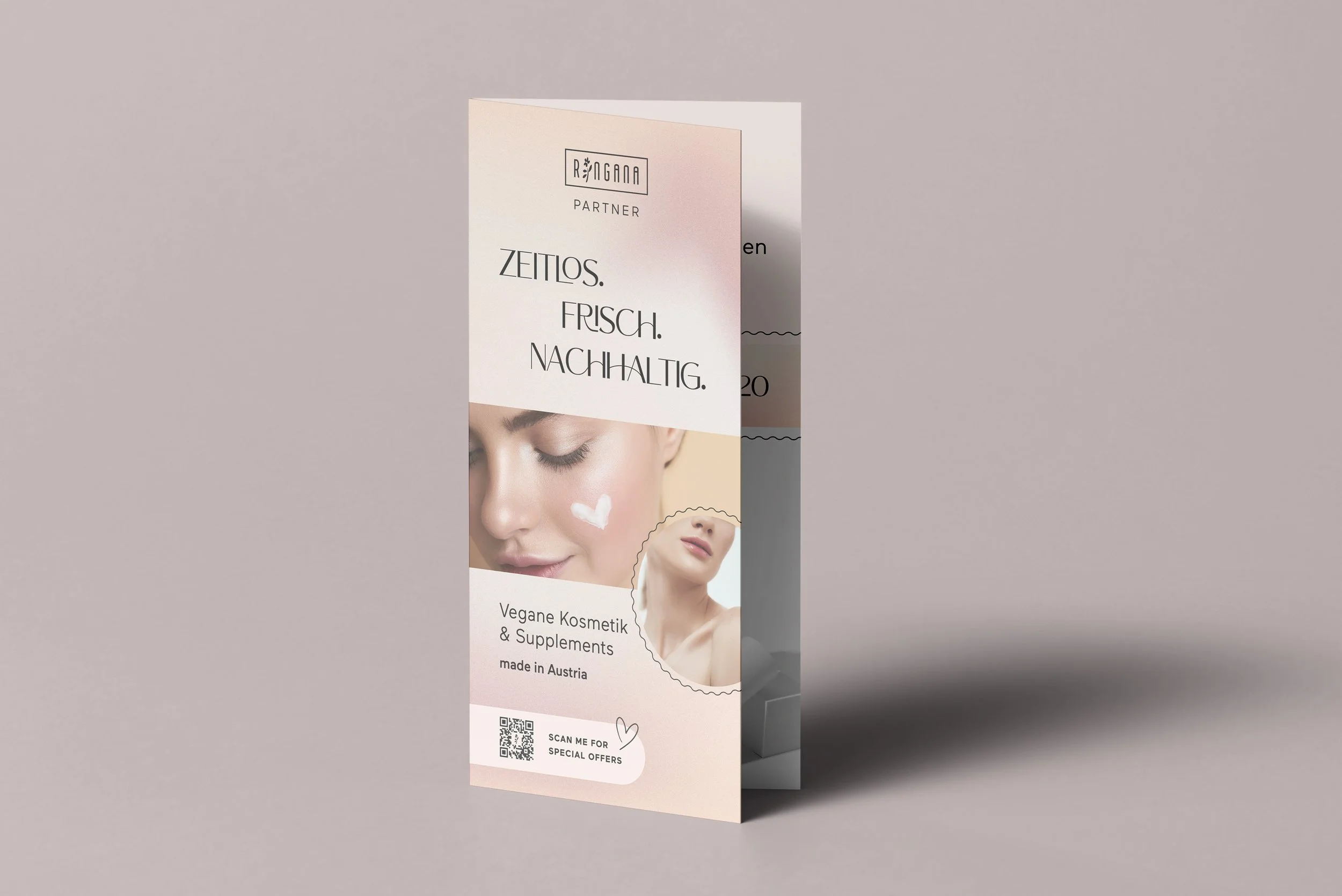 Faltflyer mit dem Schriftzug 'RINGANA PARTNER ZEITLOS. FRISCH. NACHHALTIG.' und einem QR-Code auf hellem Hintergrund