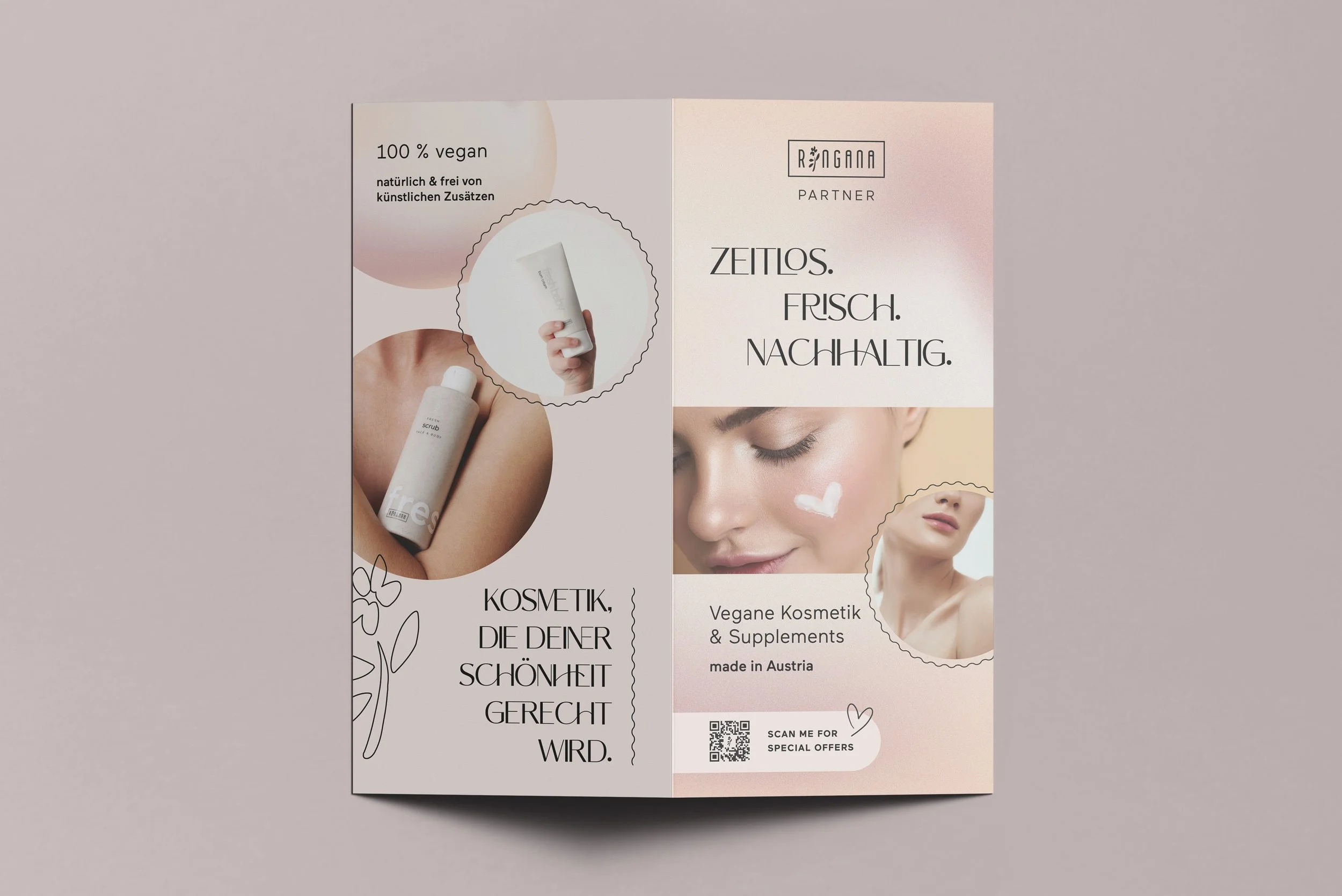 Eine Broschüre über vegane, nachhaltige Kosmetik mit Bildern von Kosmetikprodukten und einer Frau mit Make-up. Text auf Deutsch beschreibt die Produkte als vegan, frei von künstlichen Zusätzen, made in Austria, und betont natürliche Schönheit.
