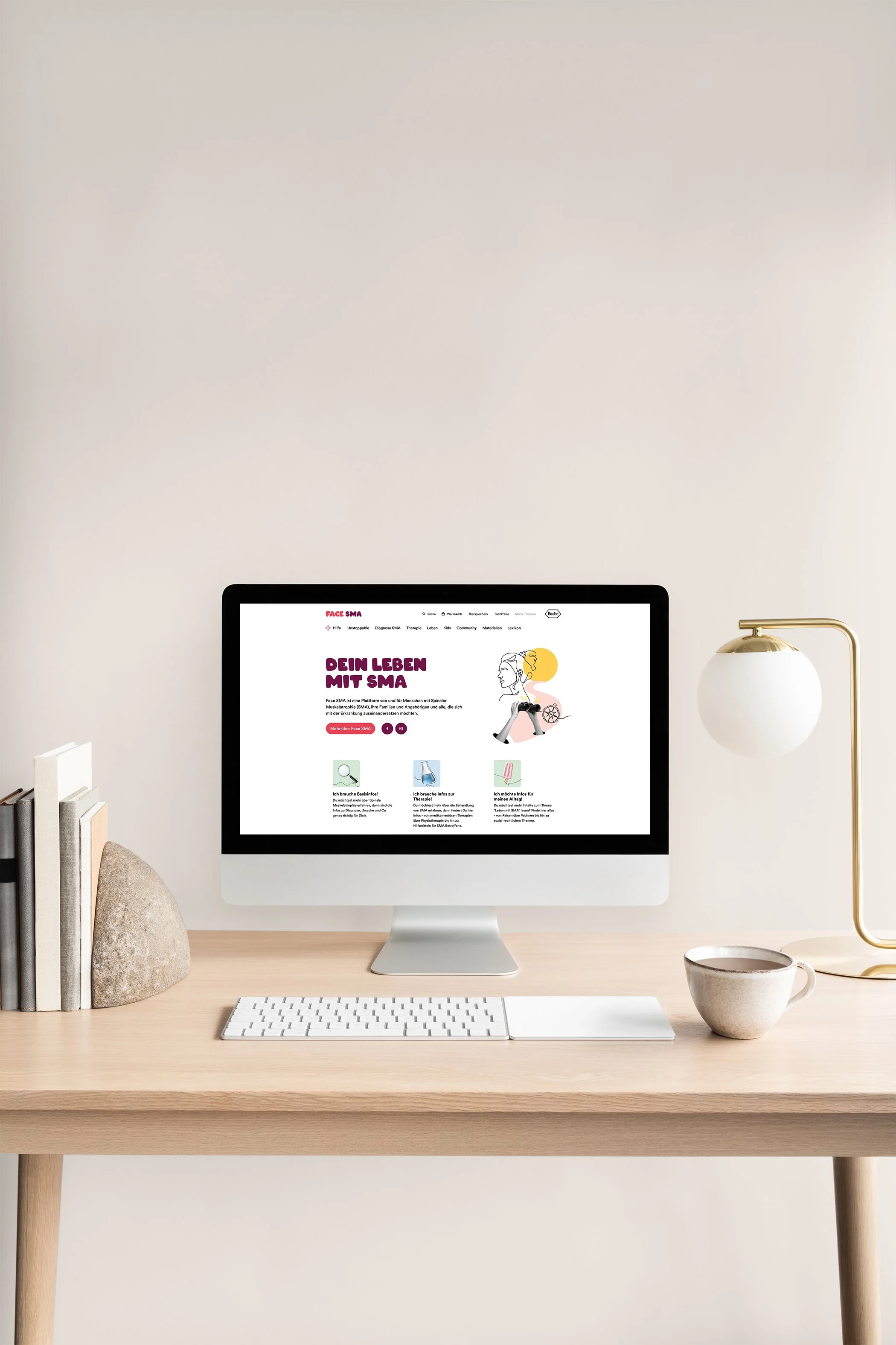 Moderner Schreibtisch mit Computerbildschirm, Tastatur, Tasse, Lampe und Büchern vor heller Wand