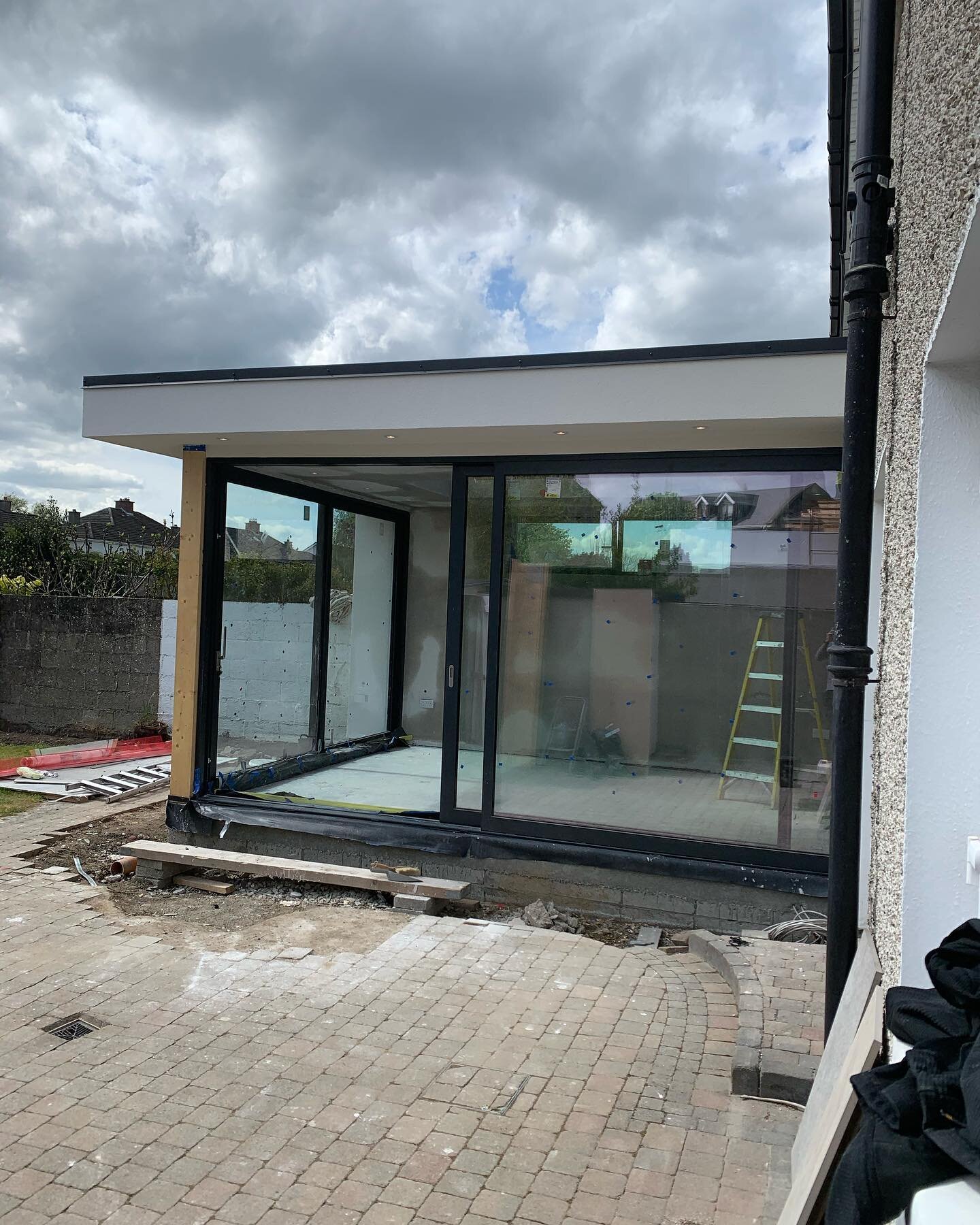 Progression pictures on our Castleknock project. 

Windows and sliding doors installed.
Acrylic render finished to high standard. 
Two metre skylight light in place and paralon covered flat roof complete.
🏠👌

#slidingdoors#acrylicrender#flatroof#sk