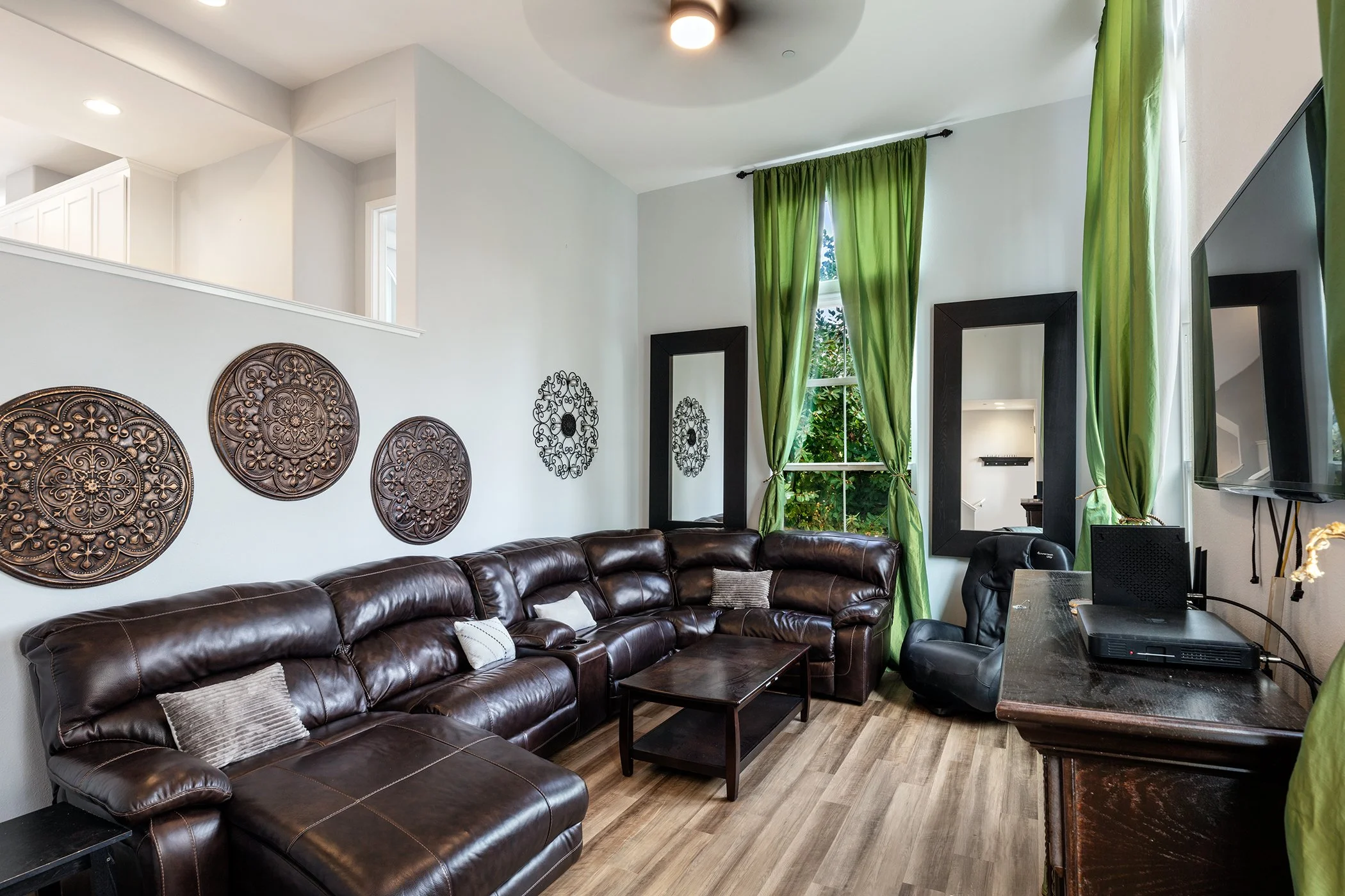 01-18440-Emerald-living-mls.jpg