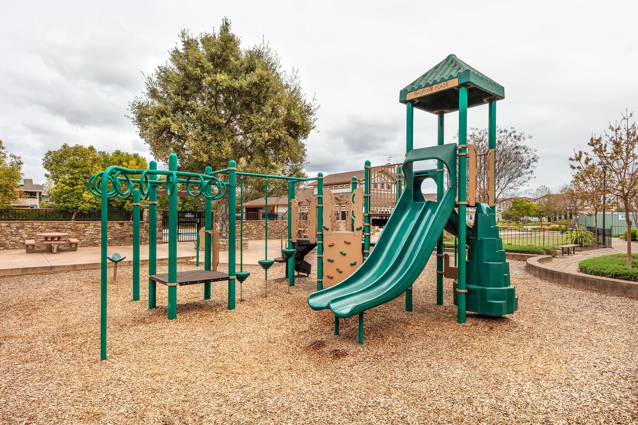 15-18440-Emerald-playground-mls.jpg